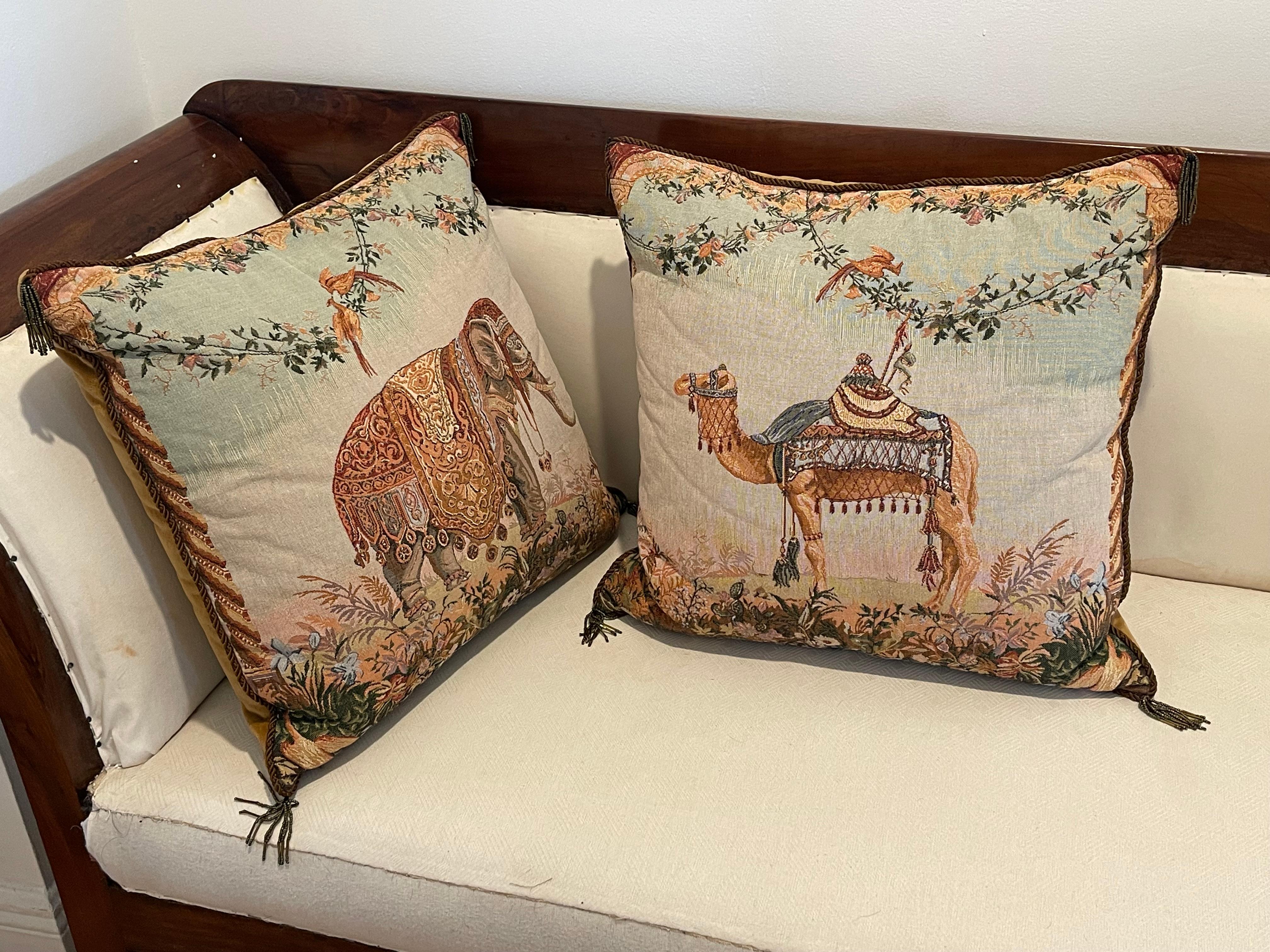 Niedliches Paar gewebte Kissen im Safari-Stil mit Elefanten- und Kamelfiguren. Rücken aus Samt, Reißverschluss. Toller Zustand.