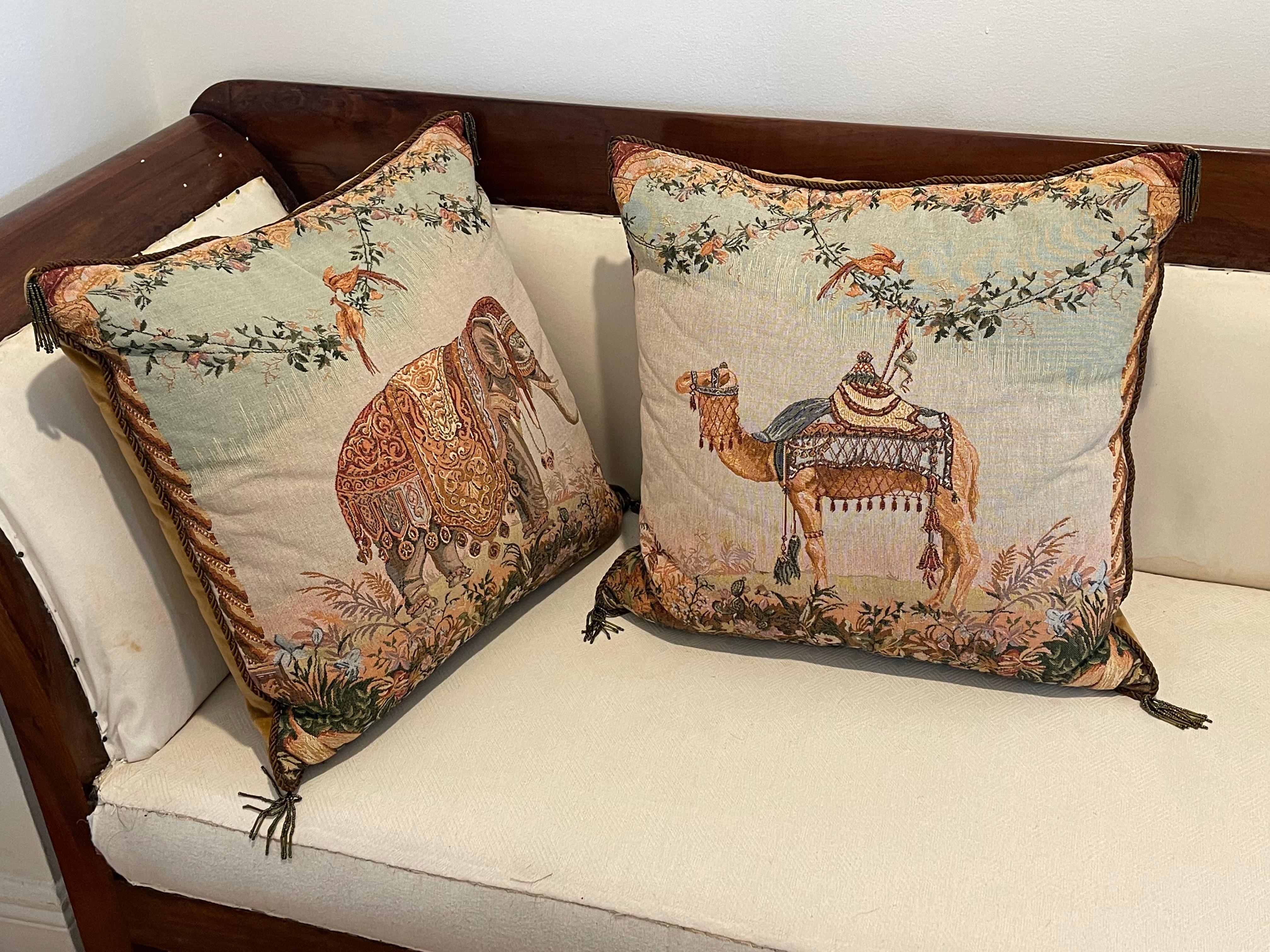 Paar Wandteppich-Kissen im Safari-Stil, Elefant Kamel (Britisch Kolonial) im Angebot