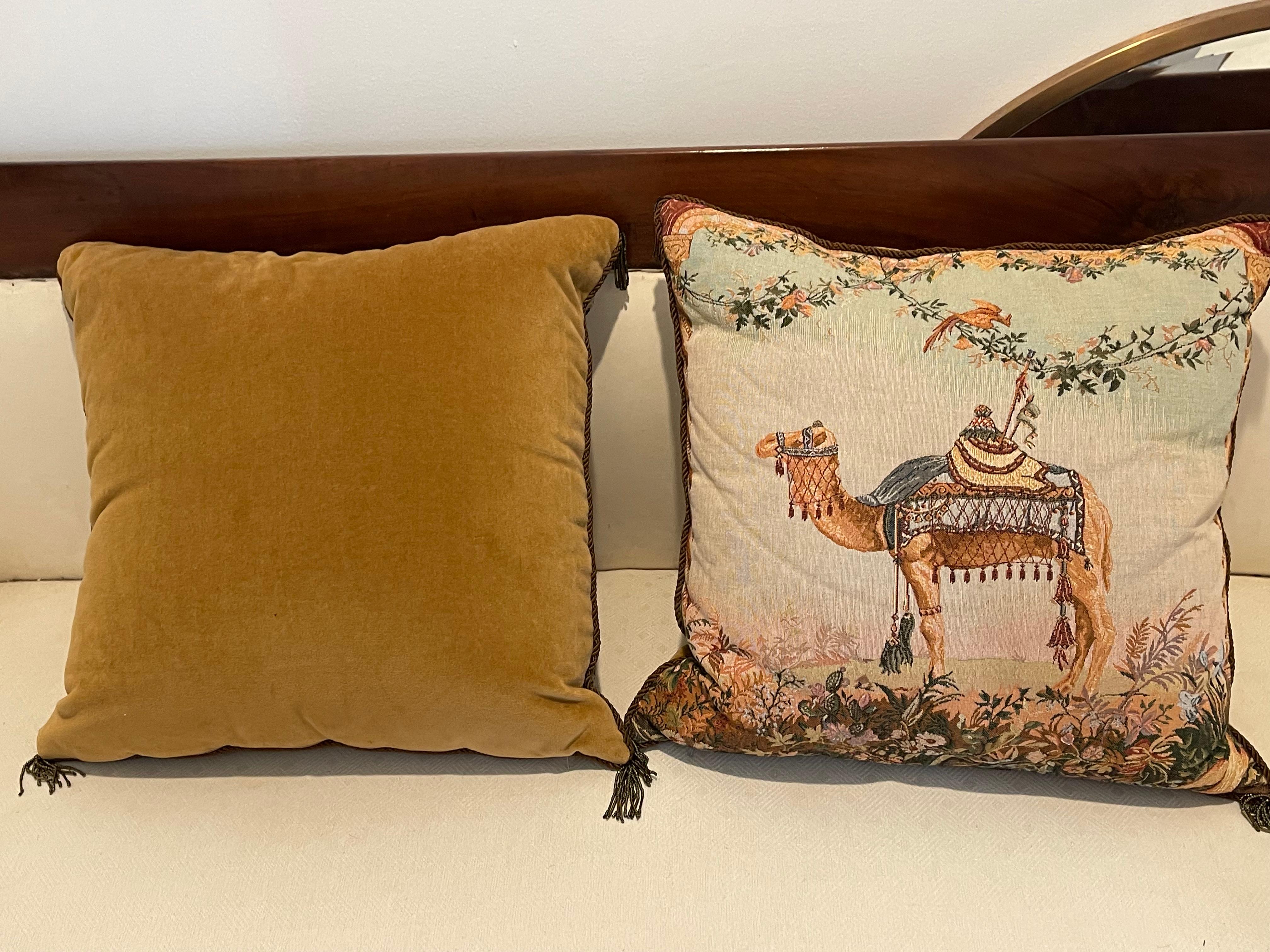 Paar Wandteppich-Kissen im Safari-Stil, Elefant Kamel (amerikanisch) im Angebot