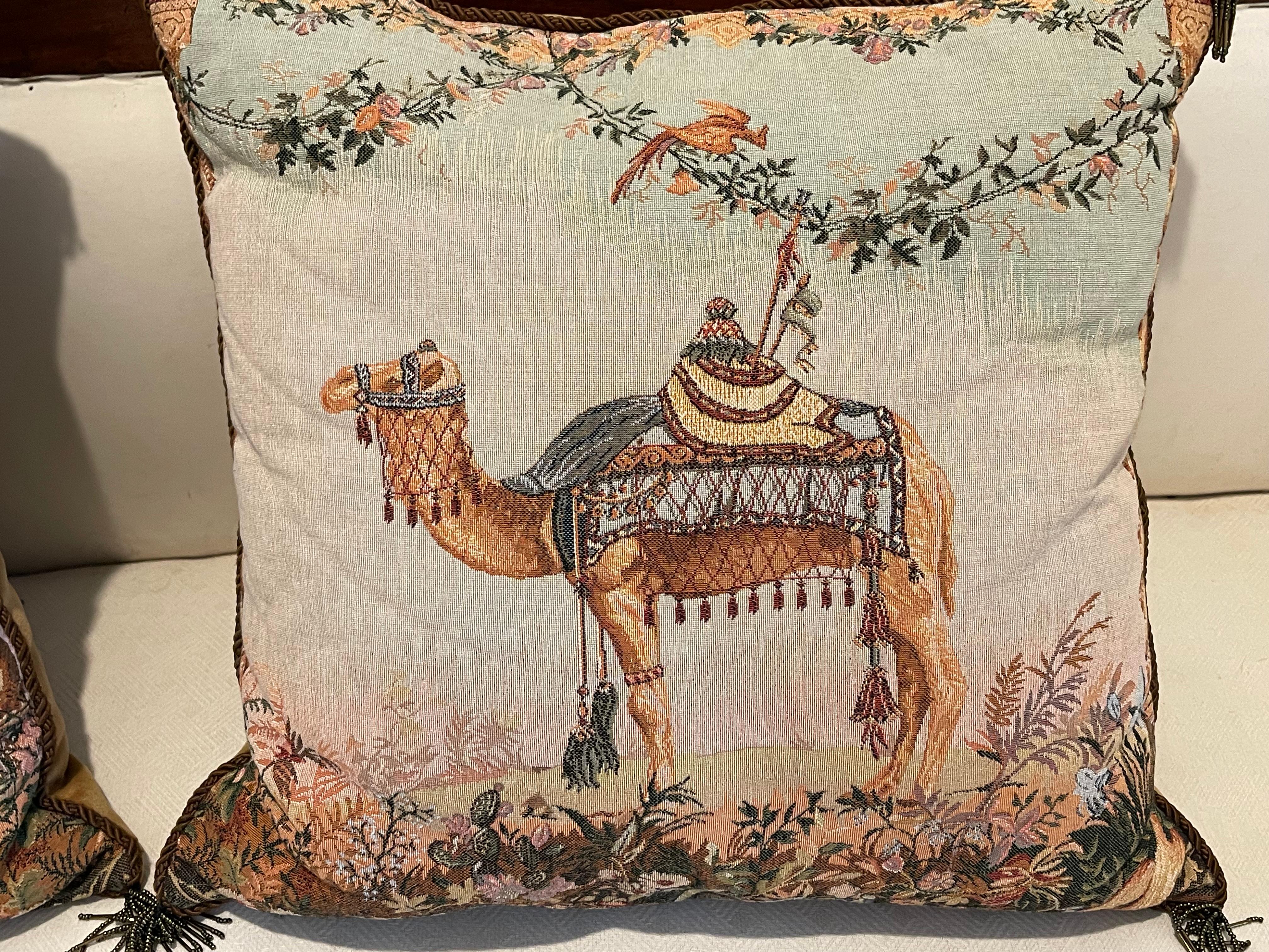 Paar Wandteppich-Kissen im Safari-Stil, Elefant Kamel im Zustand „Gut“ im Angebot in Boca Raton, FL