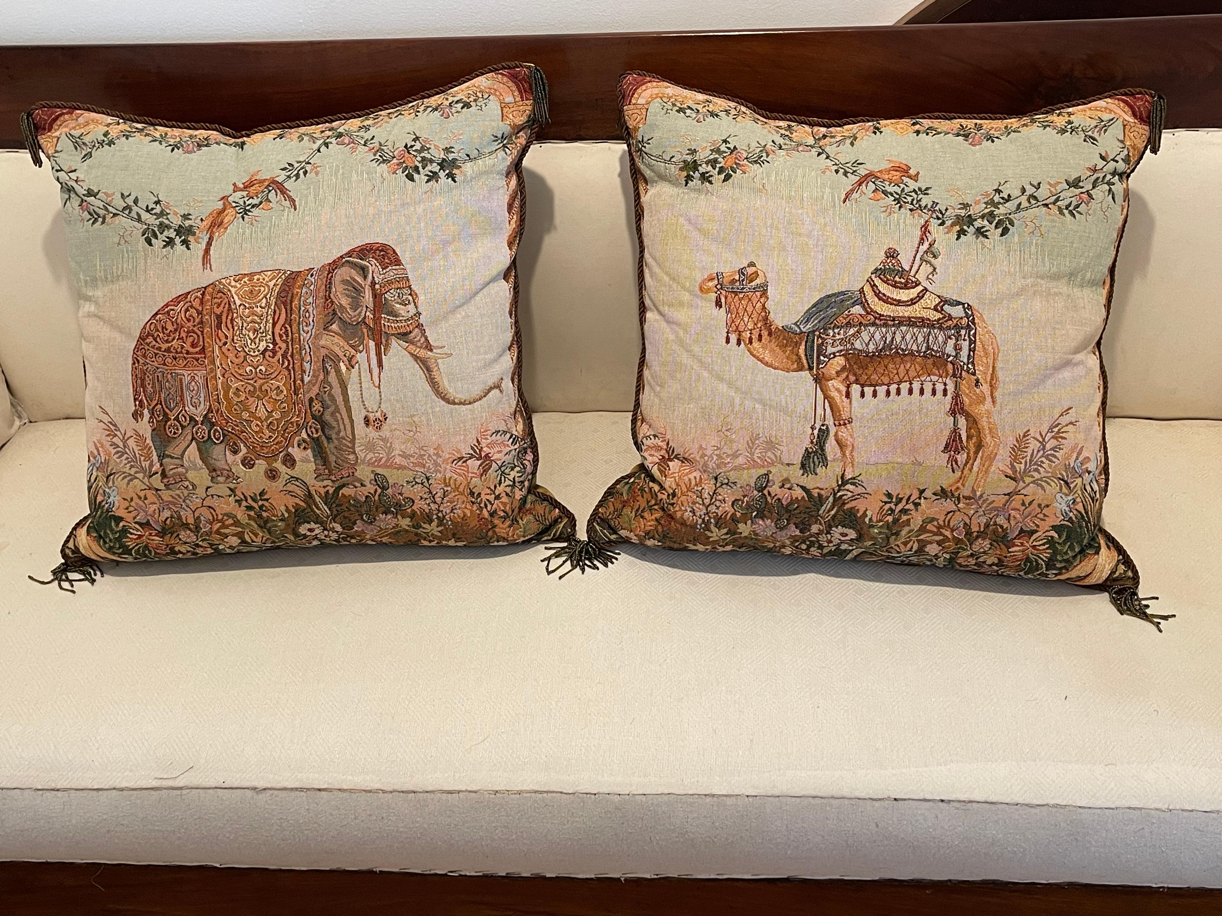 Paar Wandteppich-Kissen im Safari-Stil, Elefant Kamel (Textil) im Angebot
