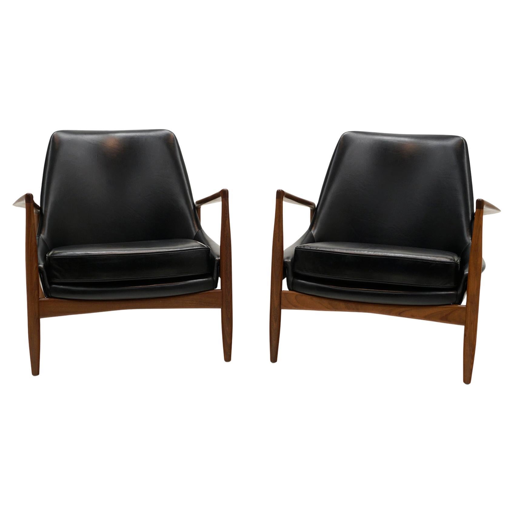 Ausgezeichnetes Paar Salen 799 / Seal Chairs, entworfen von Ib Kofod-Larsen für OPE Mobler, Schweden, 1950er Jahre.  Diese wurden fachmännisch aufgearbeitet und mit schwarzem Leder neu gepolstert.  Atemberaubendes Paar dieses kultigen Designs. 