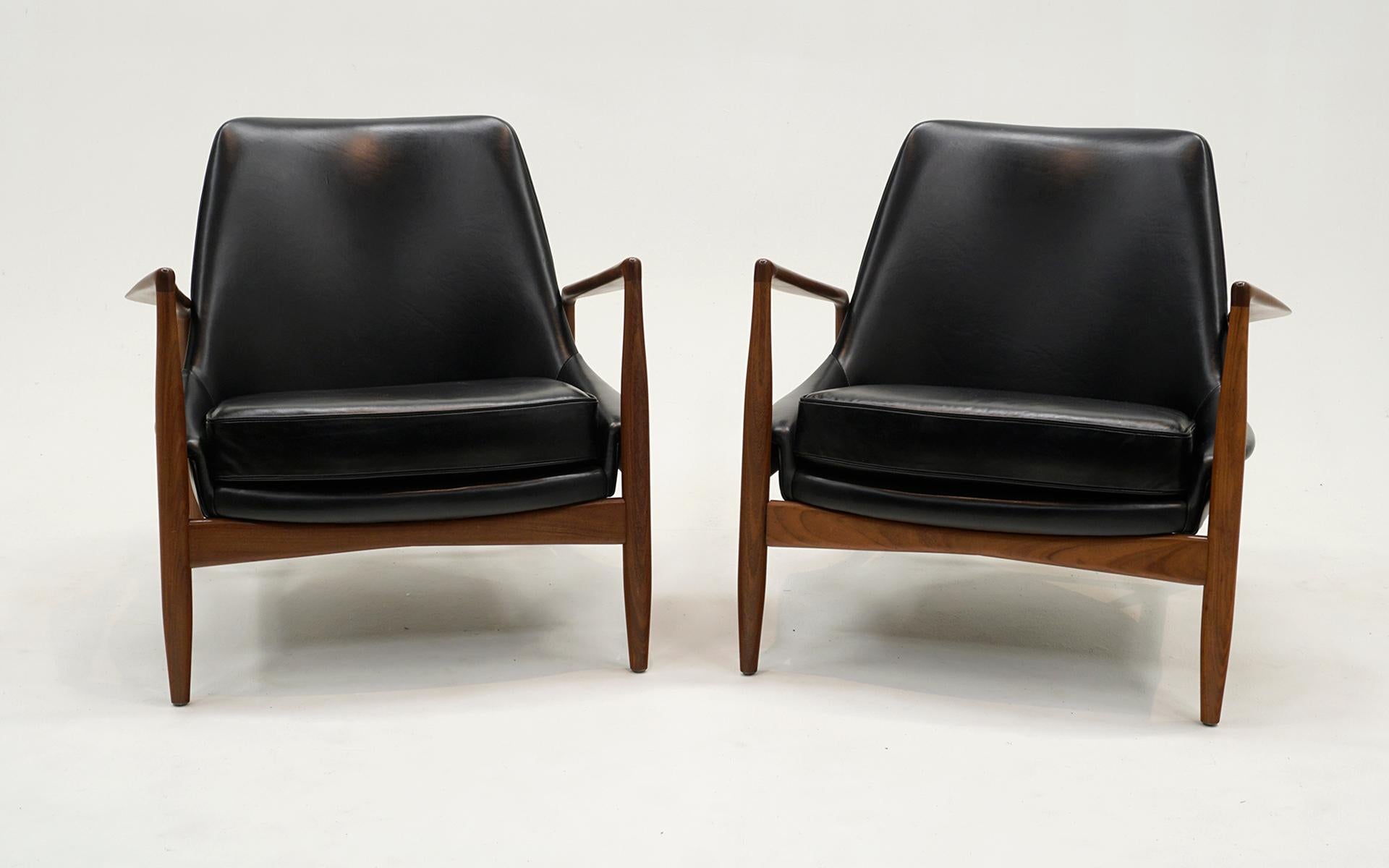 Paar Salen / Seal Chairs von Ib Kofod-Larsen für OPE, Sweden. Teakholz, schwarzes Leder (Skandinavische Moderne) im Angebot