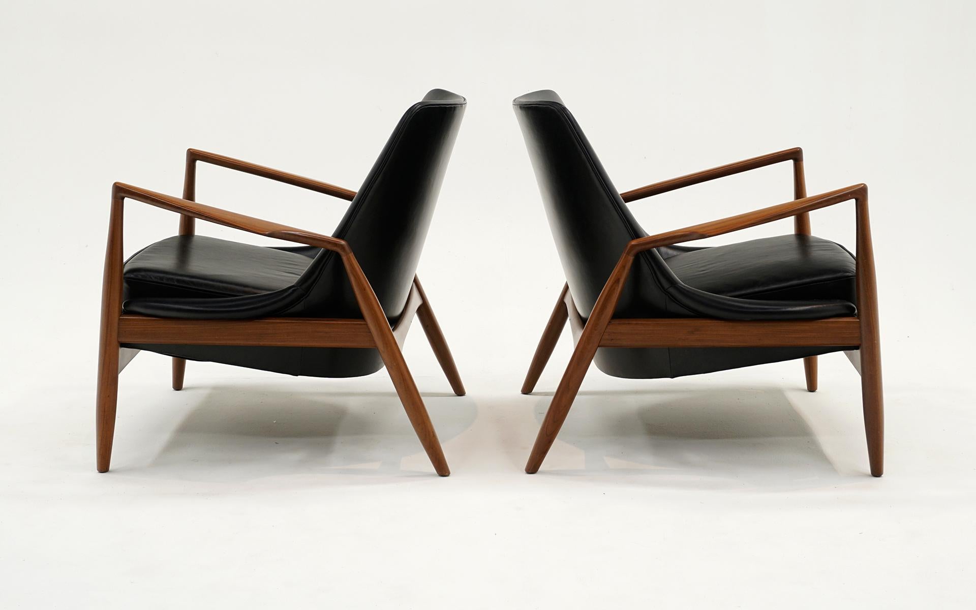 Paar Salen / Seal Chairs von Ib Kofod-Larsen für OPE, Sweden. Teakholz, schwarzes Leder (Dänisch) im Angebot