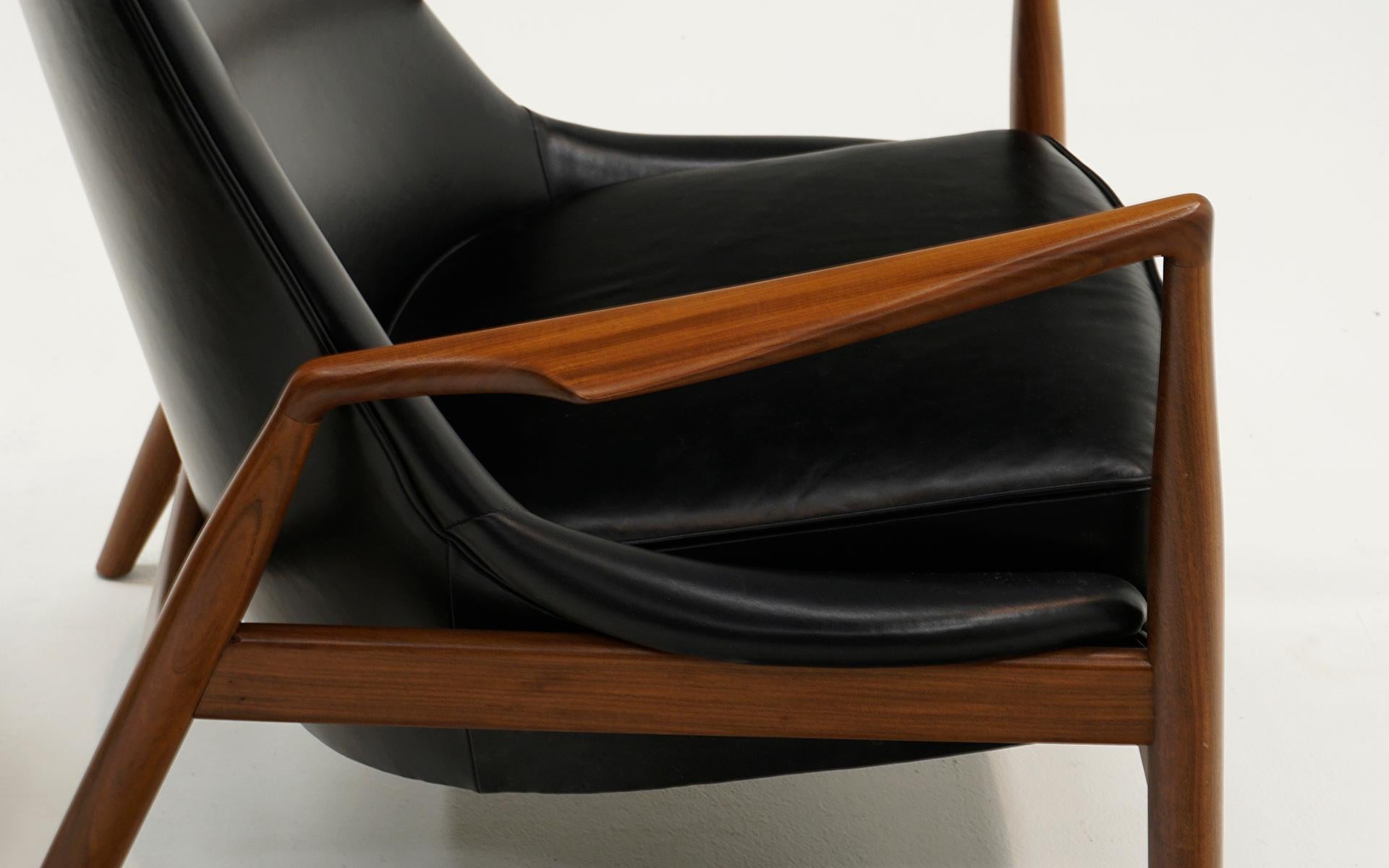 Paar Salen / Seal Chairs von Ib Kofod-Larsen für OPE, Sweden. Teakholz, schwarzes Leder im Zustand „Hervorragend“ im Angebot in Kansas City, MO