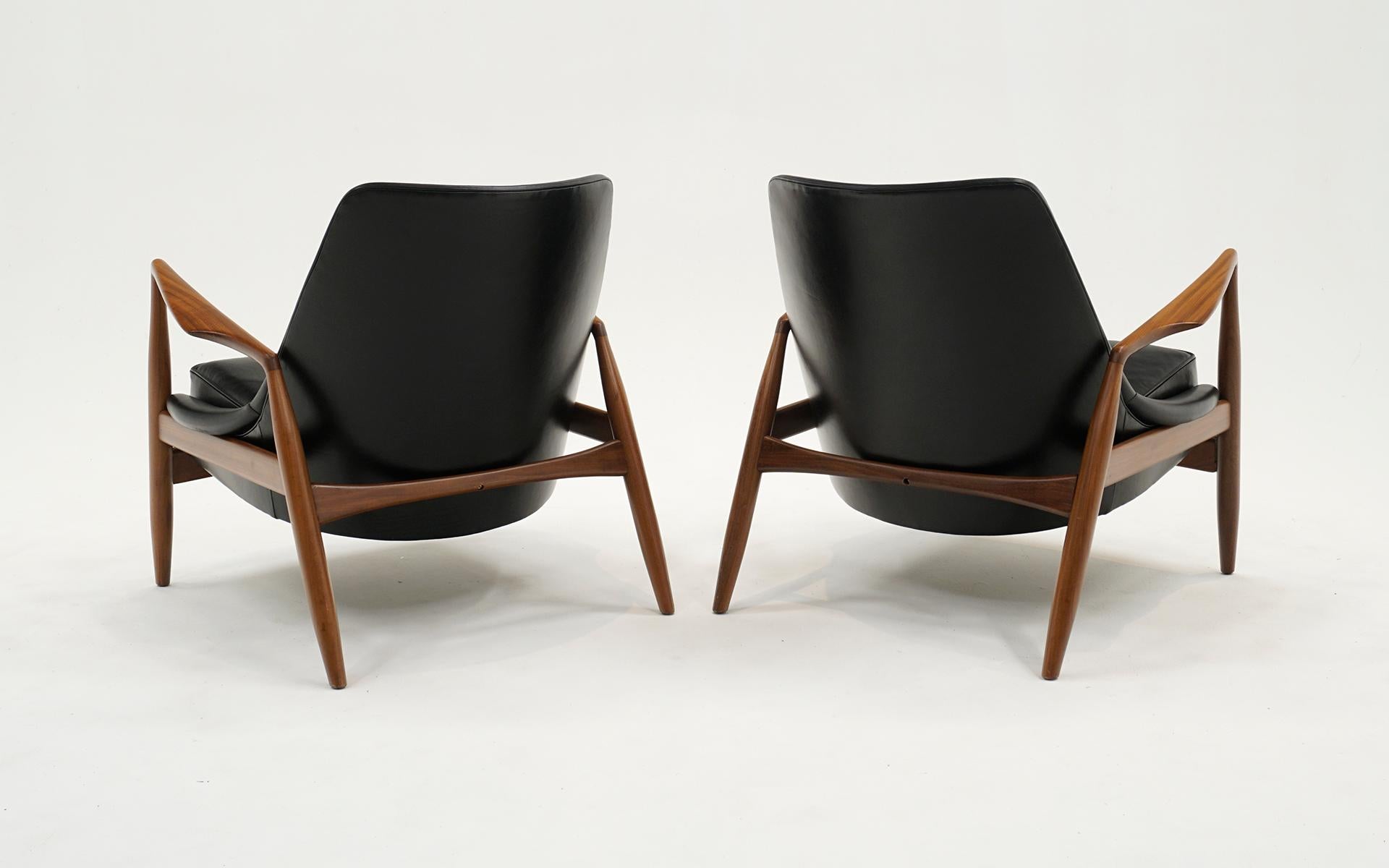 Paar Salen / Seal Chairs von Ib Kofod-Larsen für OPE, Sweden. Teakholz, schwarzes Leder (Mitte des 20. Jahrhunderts) im Angebot