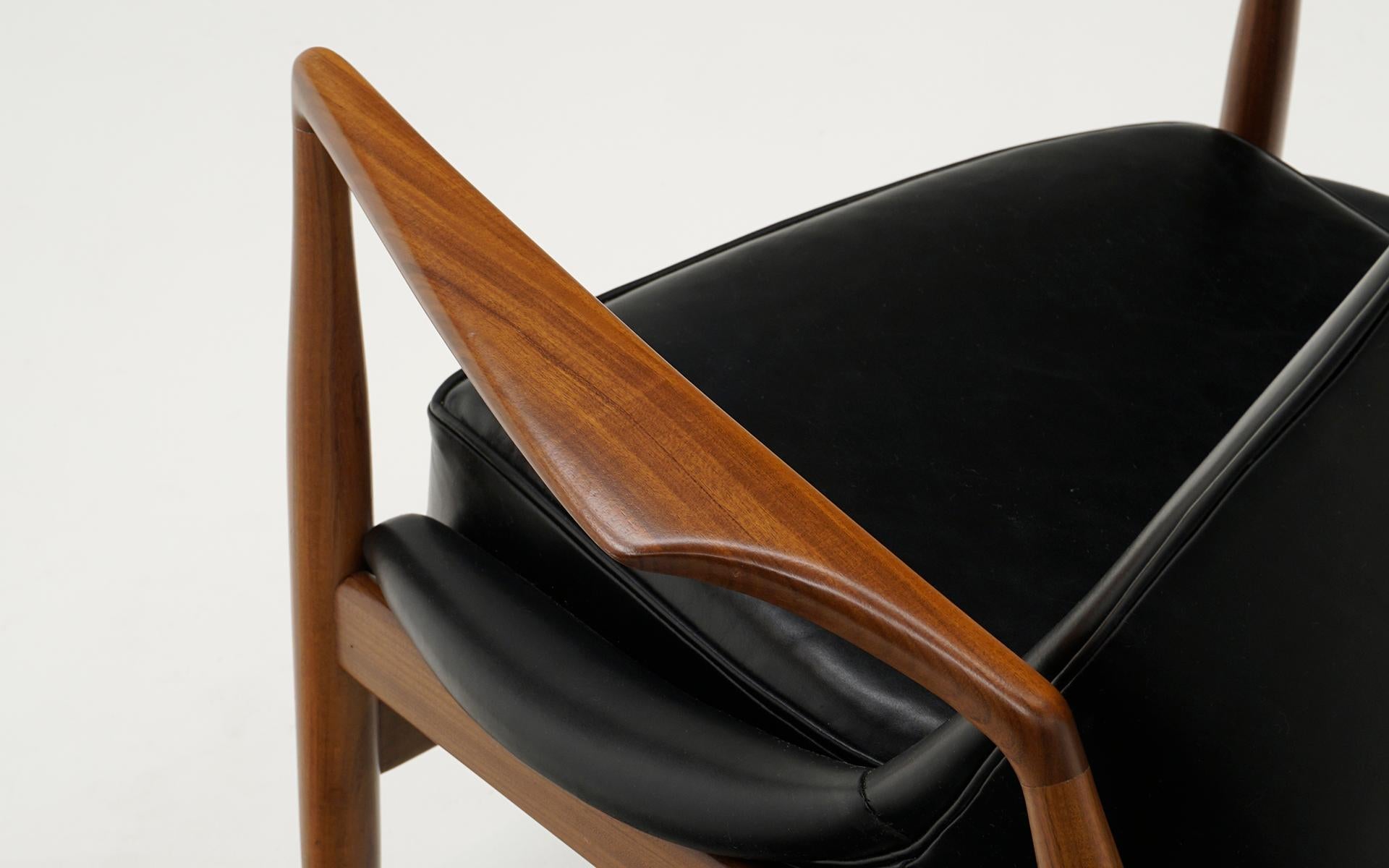 Paar Salen / Seal Chairs von Ib Kofod-Larsen für OPE, Sweden. Teakholz, schwarzes Leder im Angebot 1