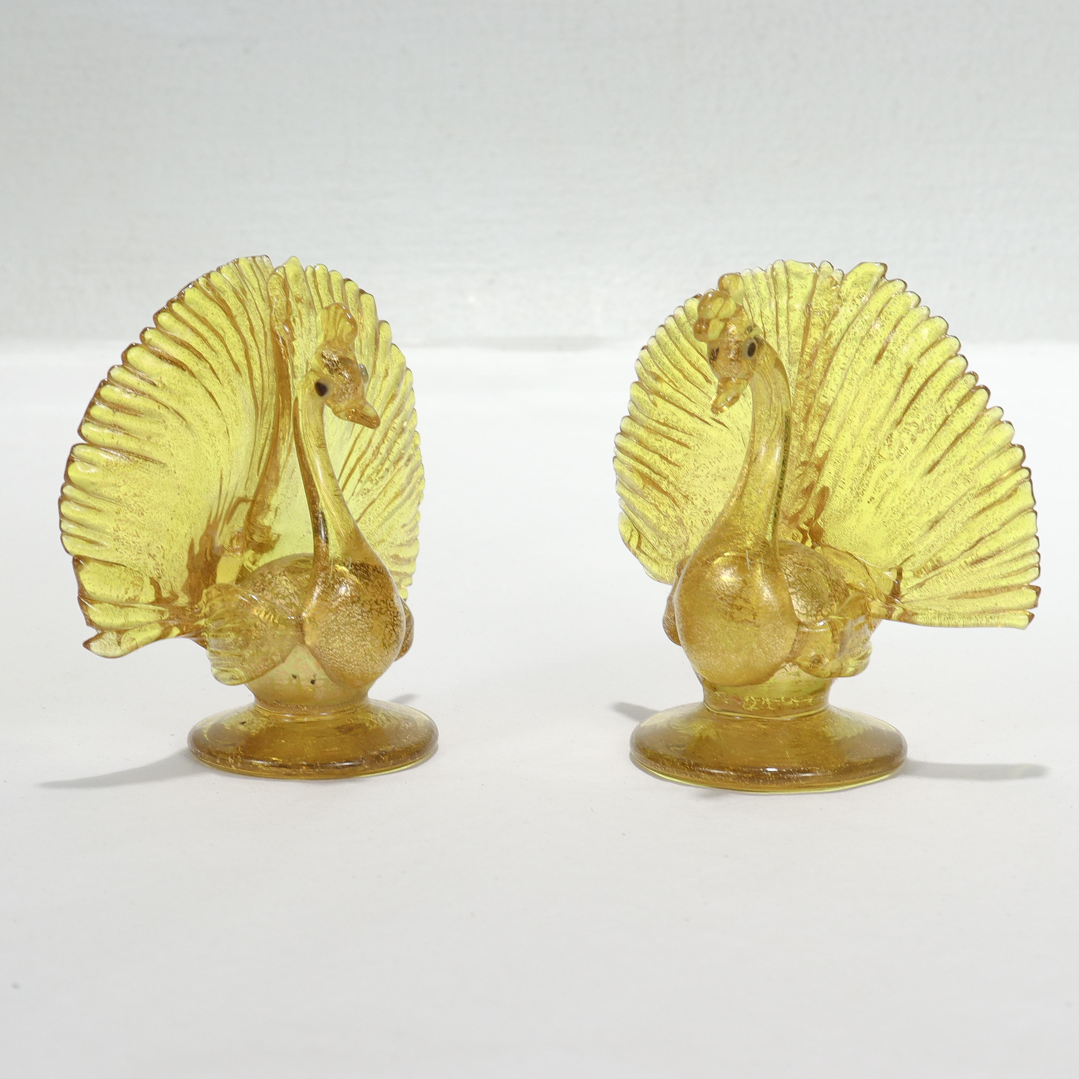 Ein schönes Paar venezianischer oder Murano-Glasfiguren oder Tischkartenhalter.

In Form von Pfauen aus gelbem Glas mit Goldfolie mit dunkelblauen Augen.

Wird Salviati zugeschrieben.

Einfach ein wunderschönes Paar Pfauen aus venezianischem oder