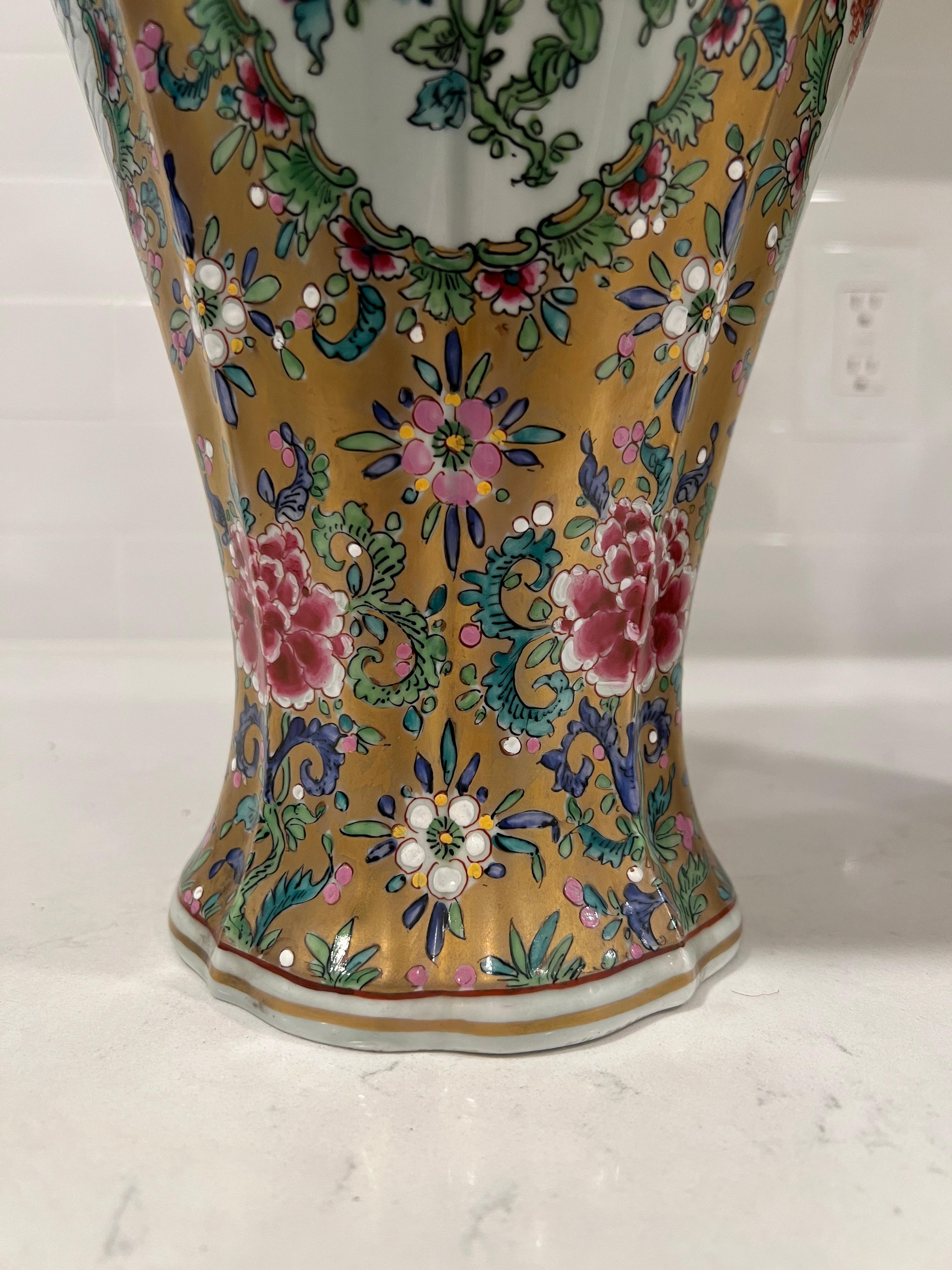 Exportation chinoise Paire d'urnes en porcelaine française Sampson Famille Rose Medallion Pallet en vente