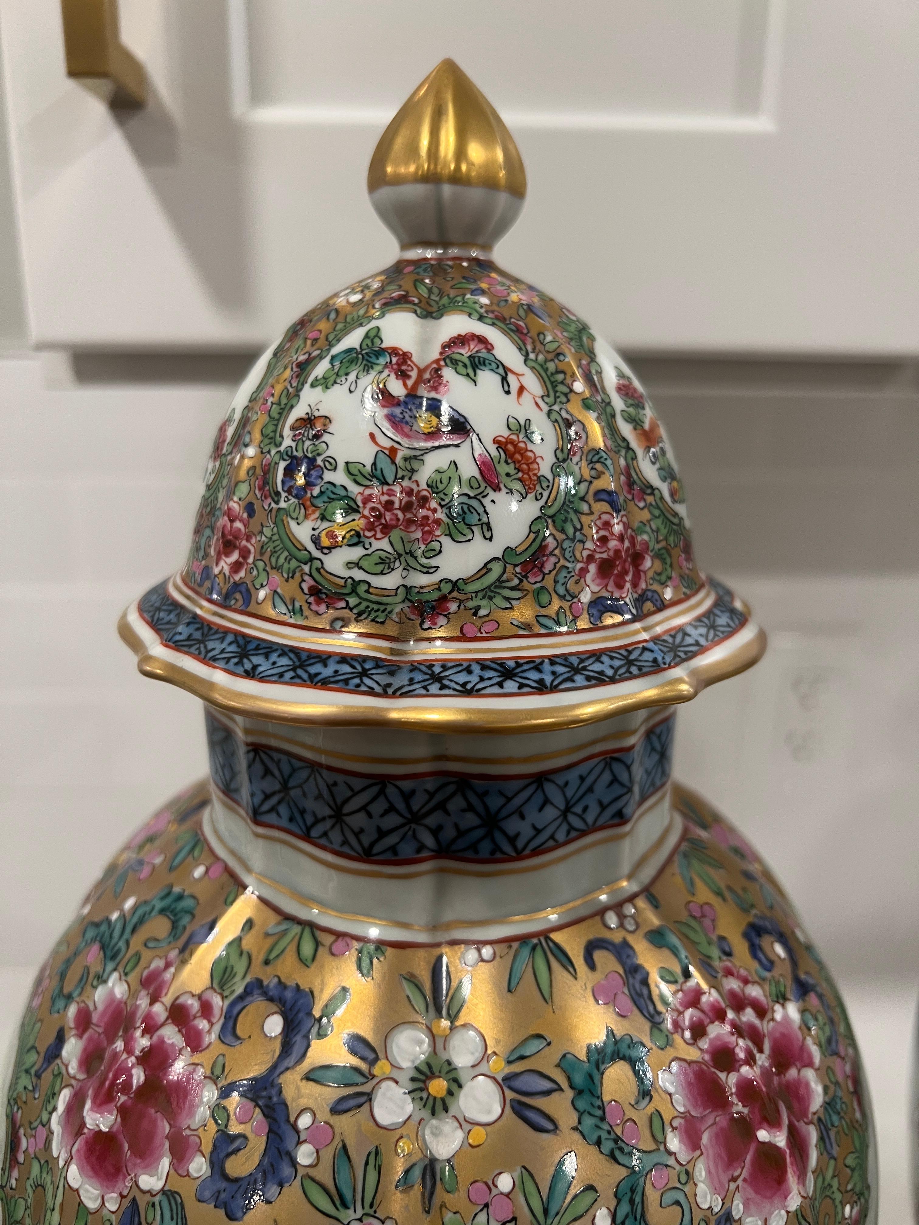 Paire d'urnes en porcelaine française Sampson Famille Rose Medallion Pallet Bon état - En vente à Atlanta, GA