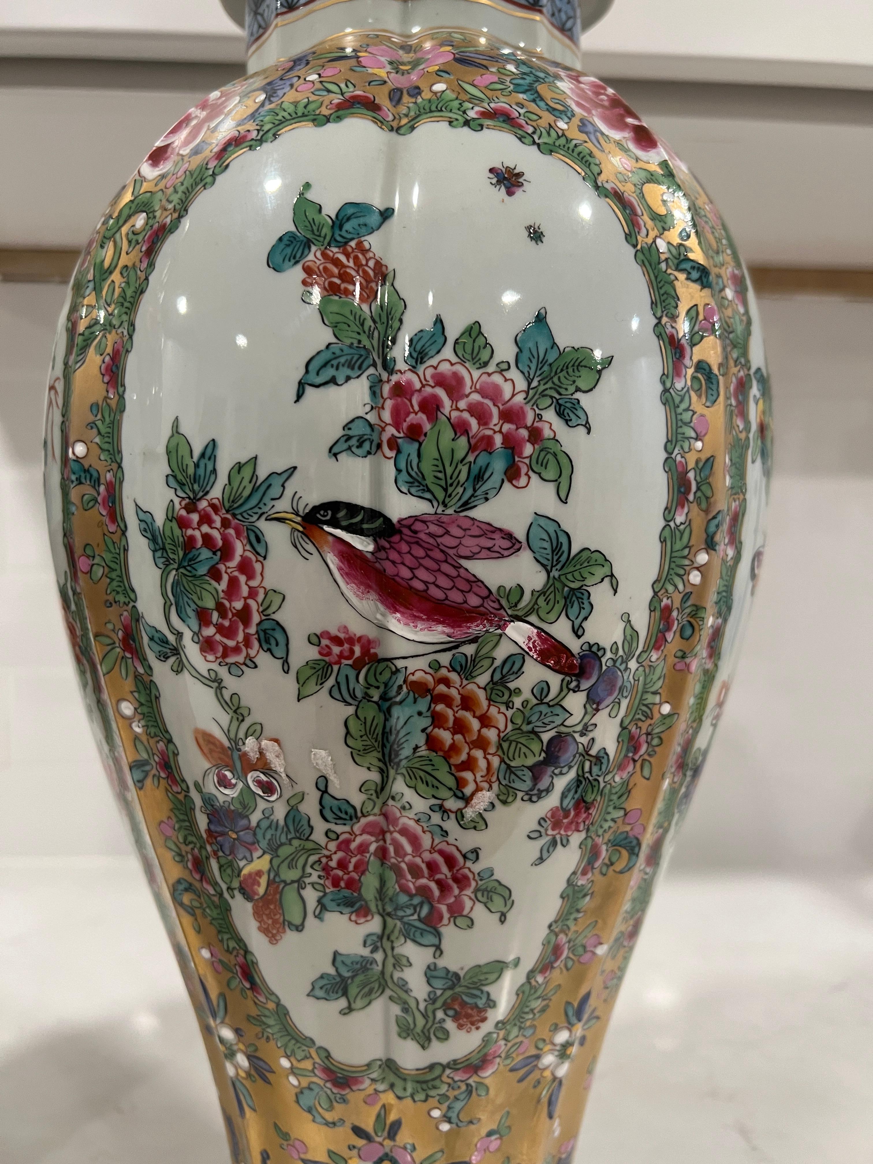 20ième siècle Paire d'urnes en porcelaine française Sampson Famille Rose Medallion Pallet en vente