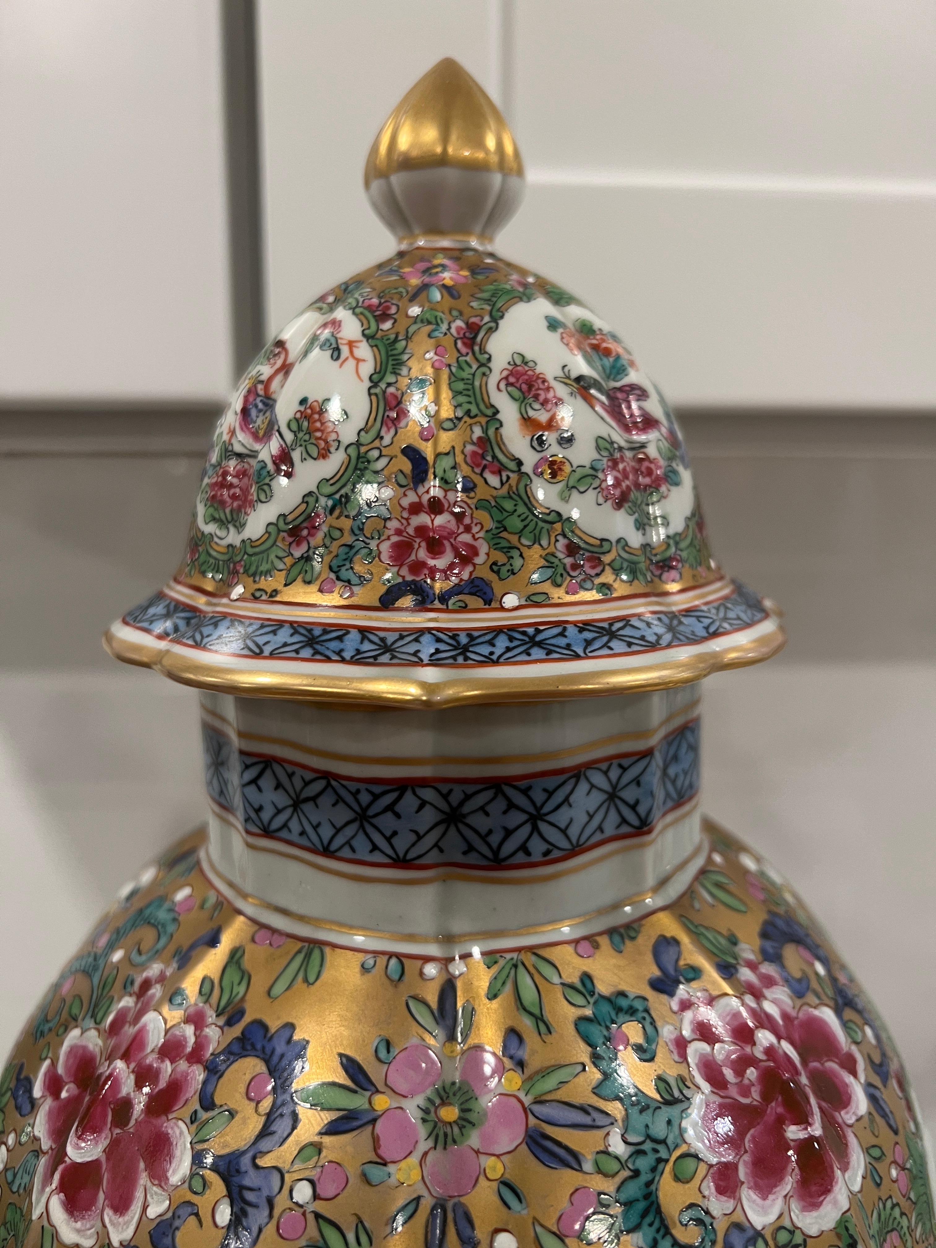 Émail Paire d'urnes en porcelaine française Sampson Famille Rose Medallion Pallet en vente