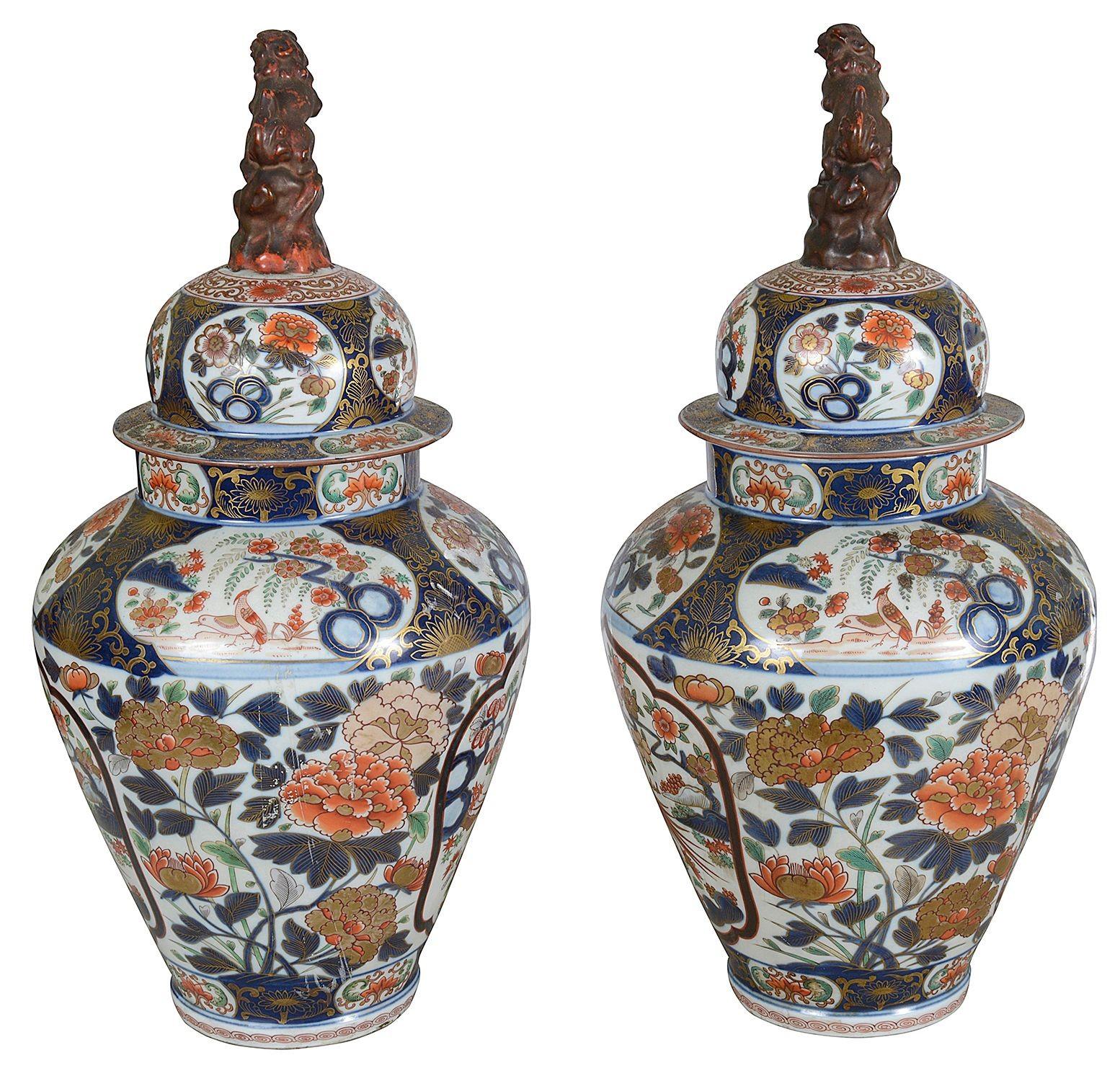 Pair Samson C18th Century Japanese Imari style lidded vases In Good Condition For Sale In Brighton, Sussex