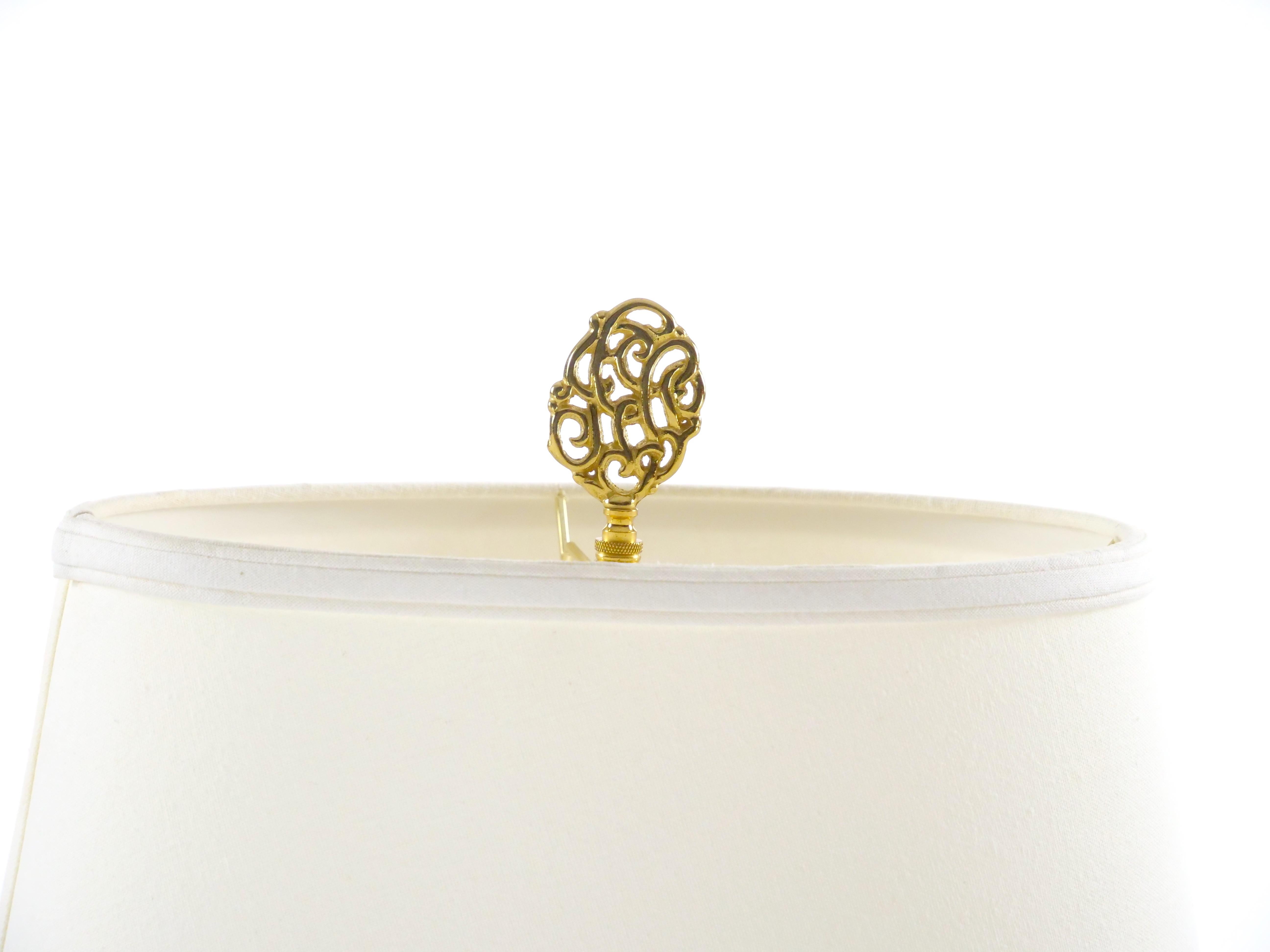 Coppia di lampade da tavolo Samson in porcellana dipinta a mano con accenti in oro dorato  /Base Wood in vendita 3