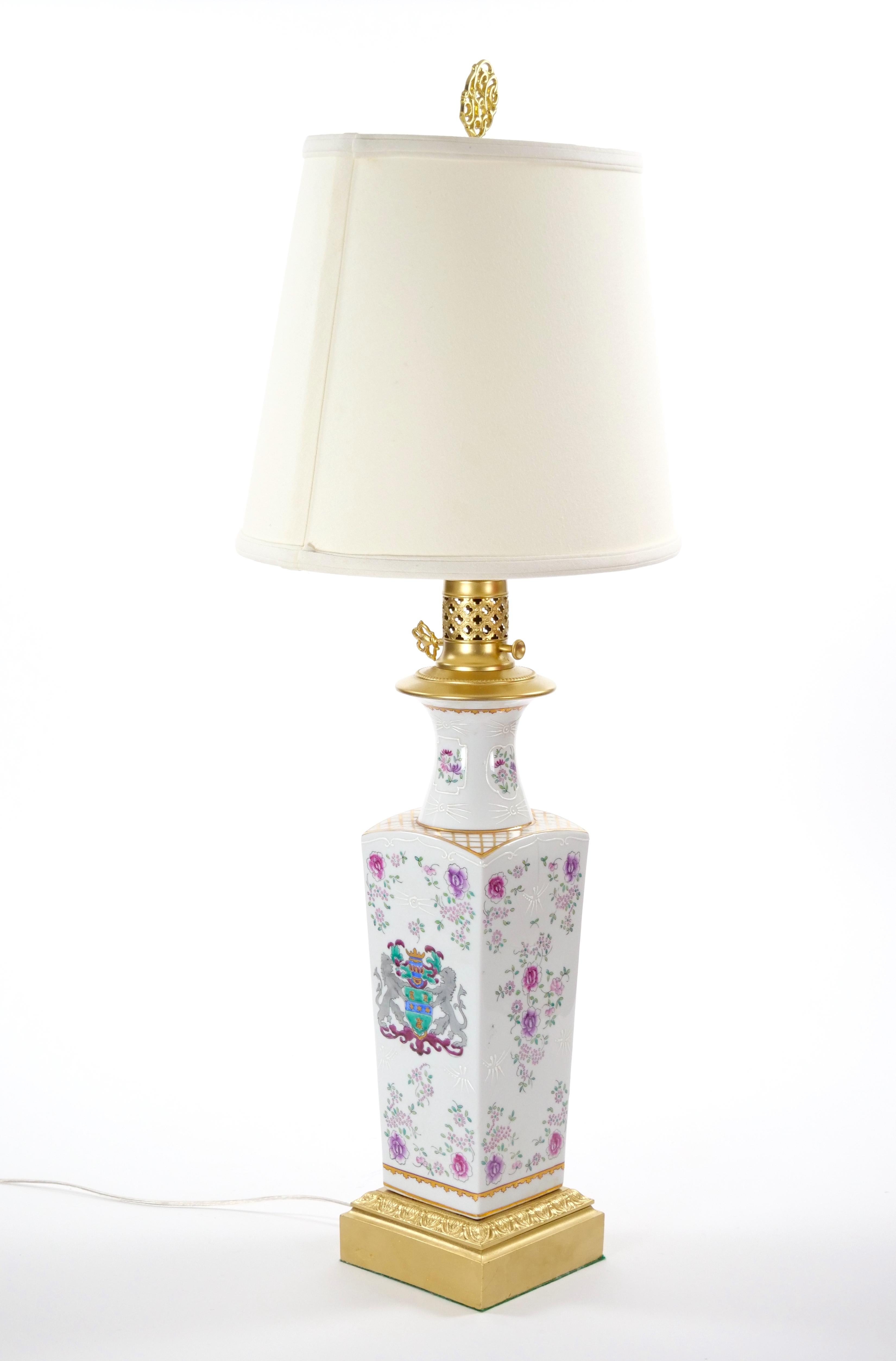 Coppia di lampade da tavolo Samson in porcellana dipinta a mano con accenti in oro dorato  /Base Wood in vendita 4