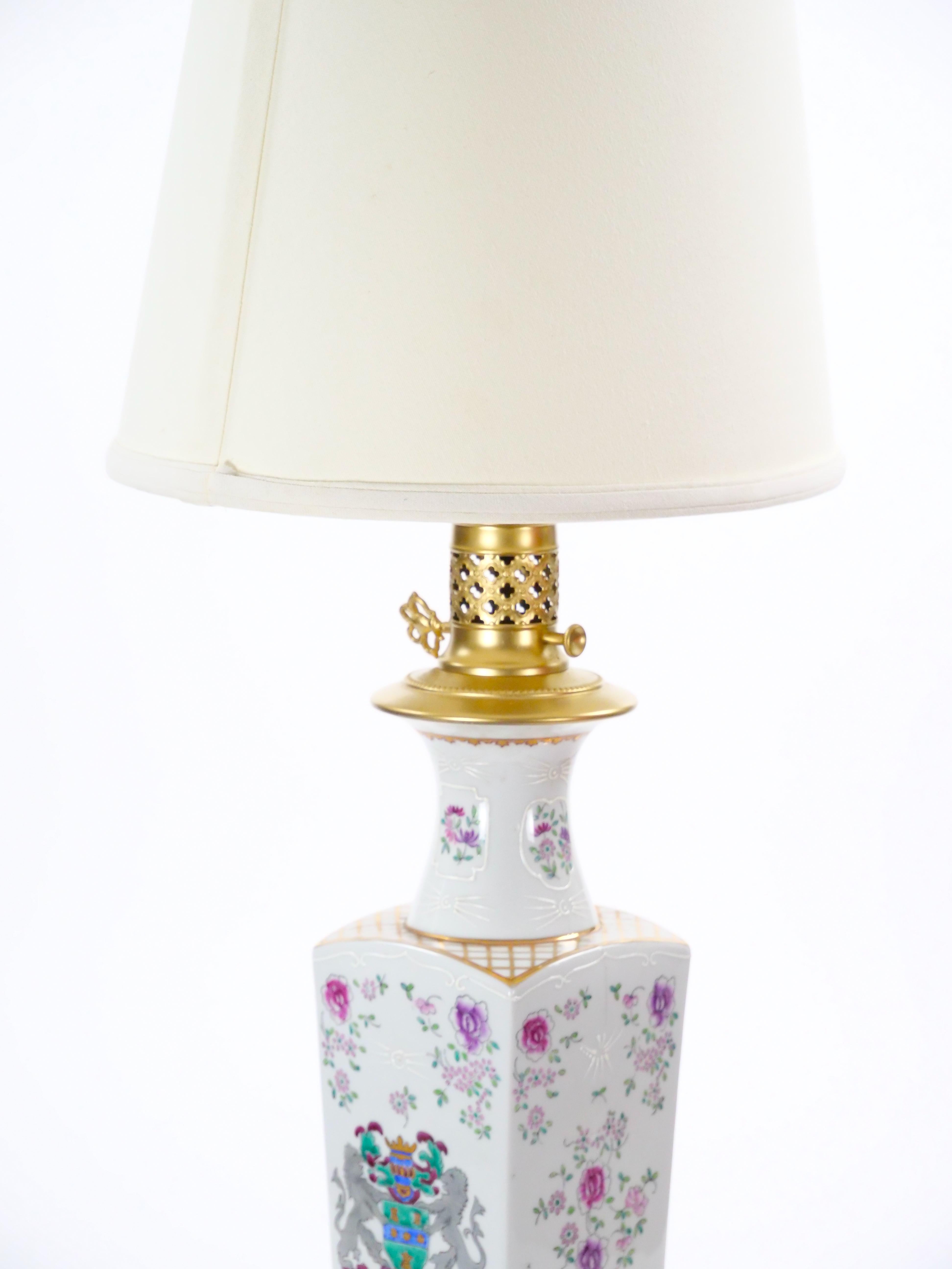 Coppia di lampade da tavolo Samson in porcellana dipinta a mano con accenti in oro dorato  /Base Wood in vendita 6