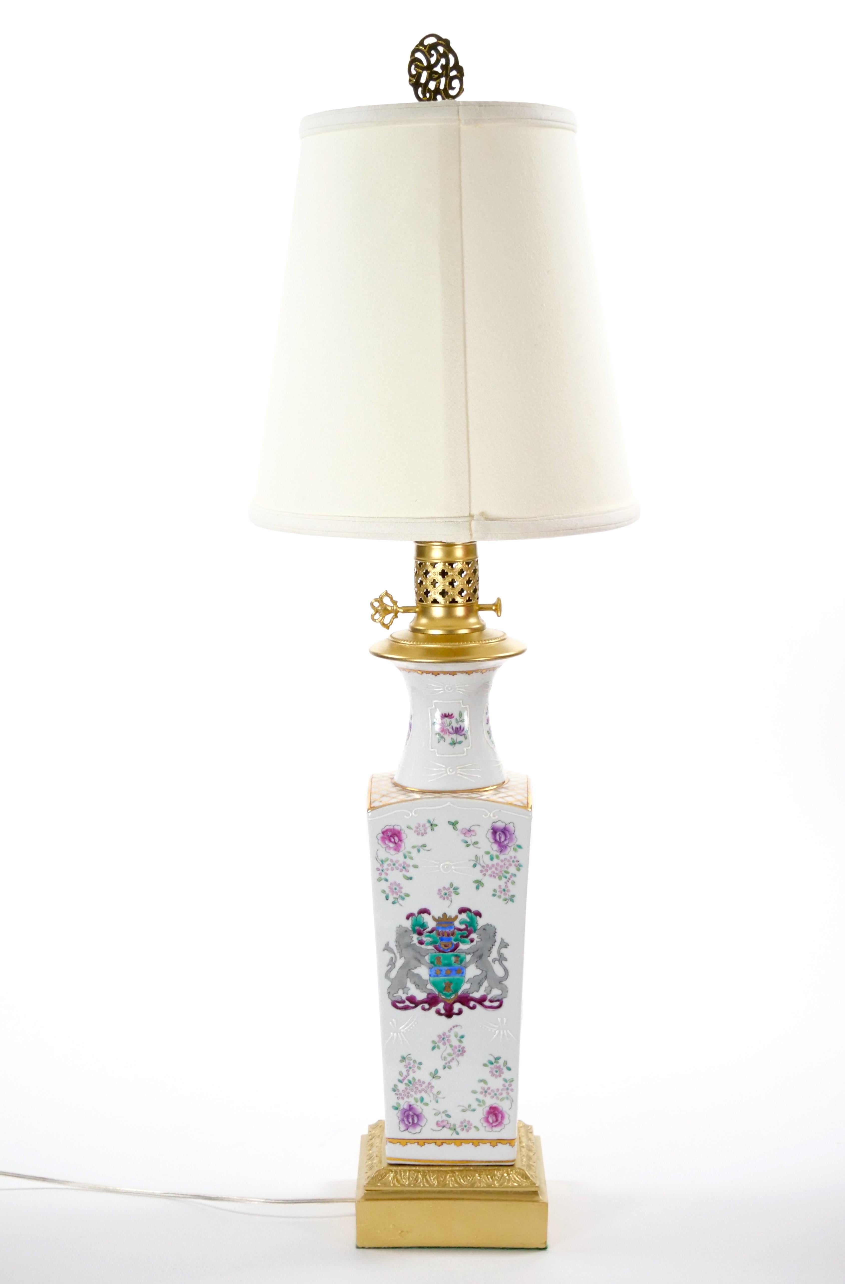 Coppia di lampade da tavolo Samson in porcellana dipinta a mano con accenti in oro dorato  /Base Wood in vendita 7