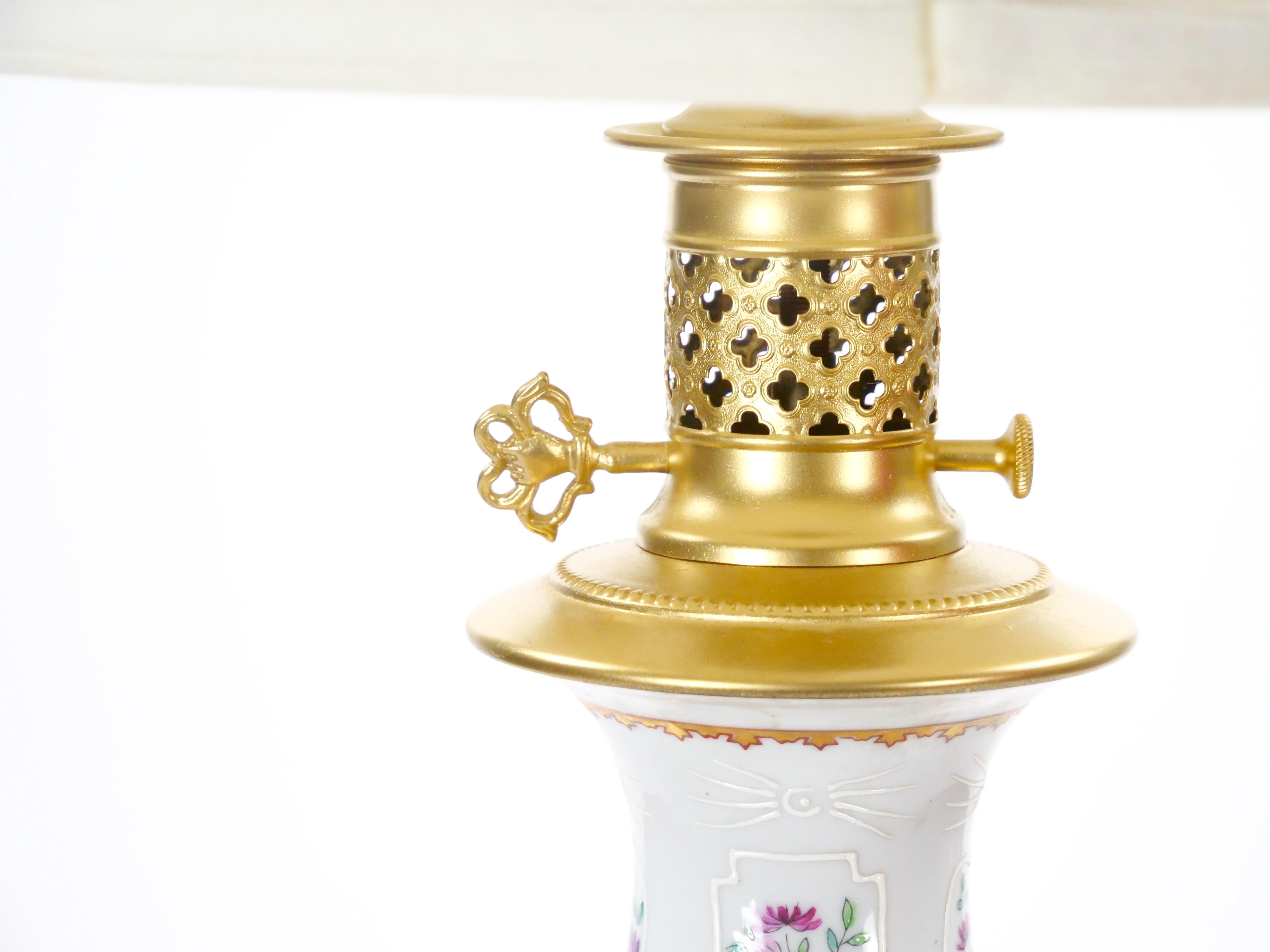 Coppia di lampade da tavolo Samson in porcellana dipinta a mano con accenti in oro dorato  /Base Wood in vendita 8