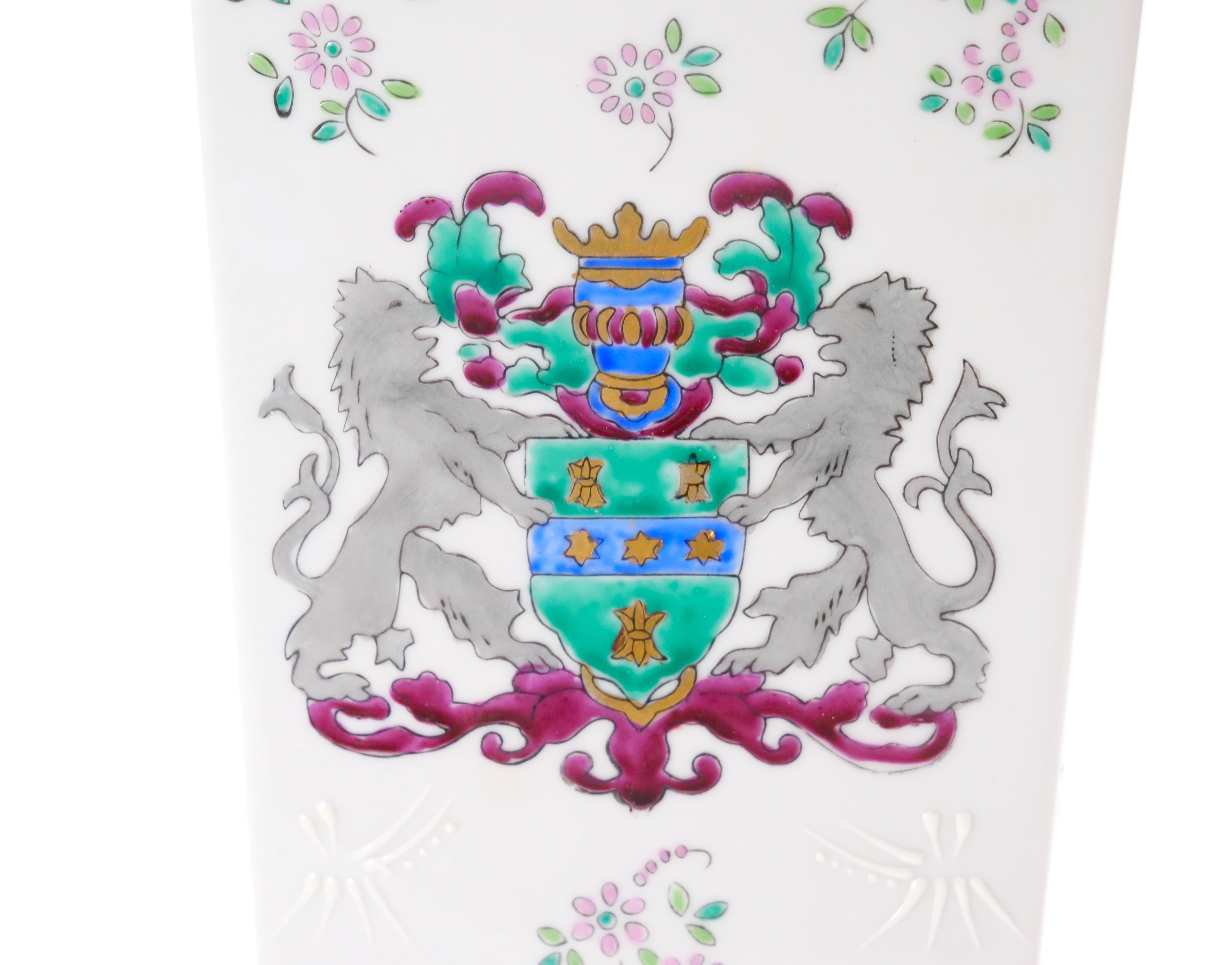 Coppia di lampade da tavolo Samson in porcellana dipinta a mano con accenti in oro dorato  /Base Wood in vendita 9