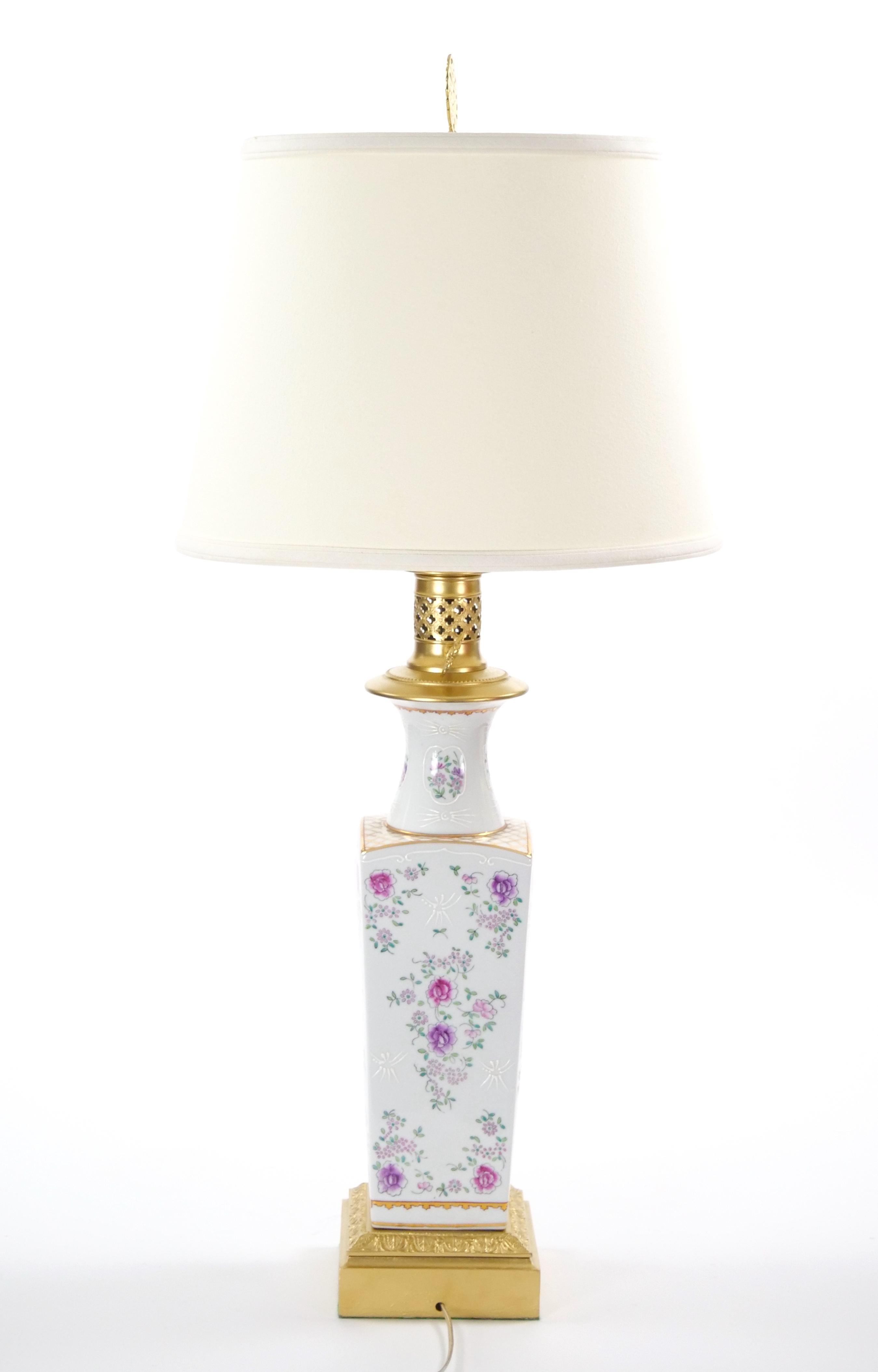 Coppia di lampade da tavolo Samson in porcellana dipinta a mano con accenti in oro dorato  /Base Wood in vendita 10