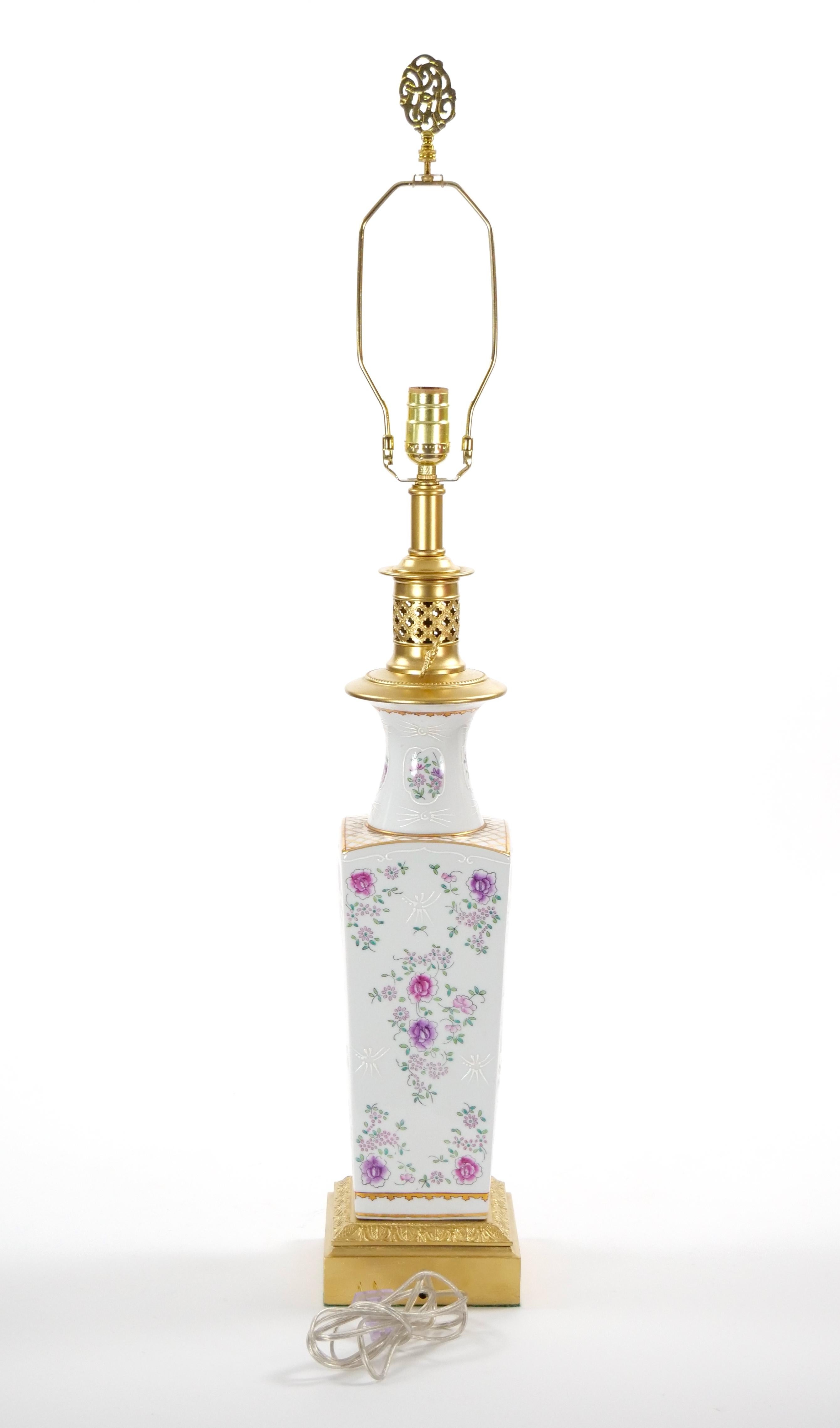 Coppia di lampade da tavolo Samson in porcellana dipinta a mano con accenti in oro dorato  /Base Wood in vendita 11