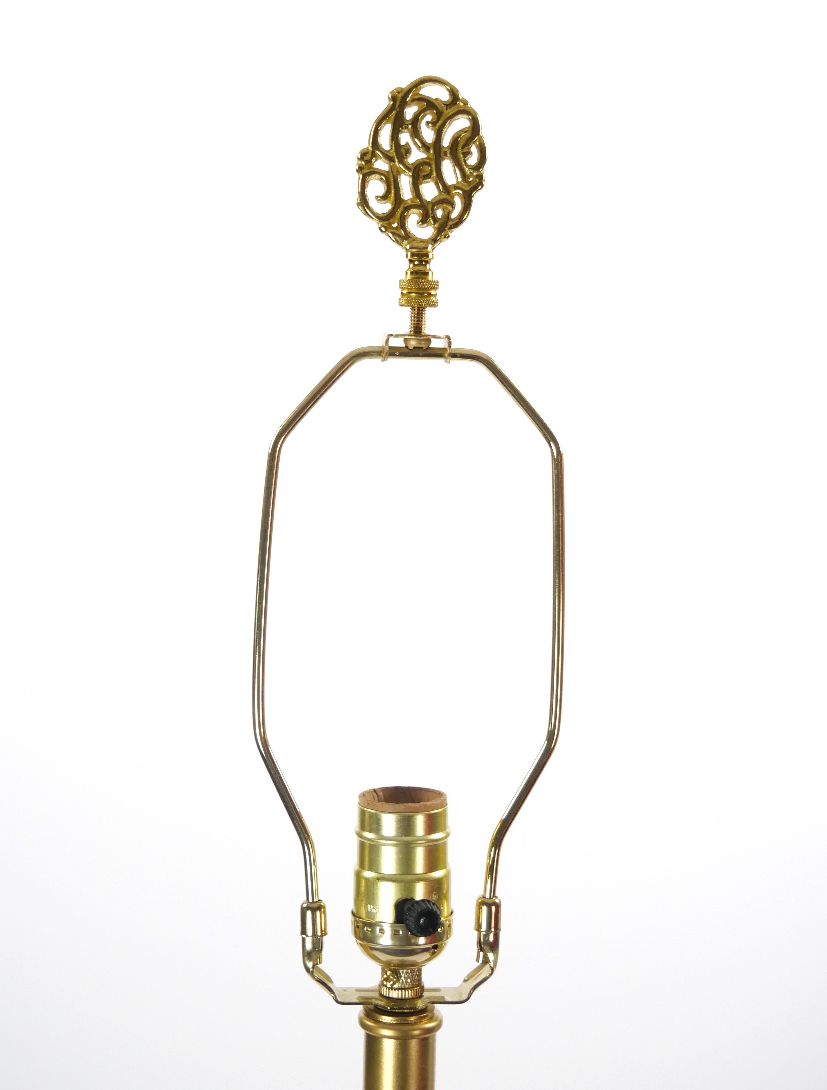 Coppia di lampade da tavolo Samson in porcellana dipinta a mano con accenti in oro dorato  /Base Wood in vendita 12