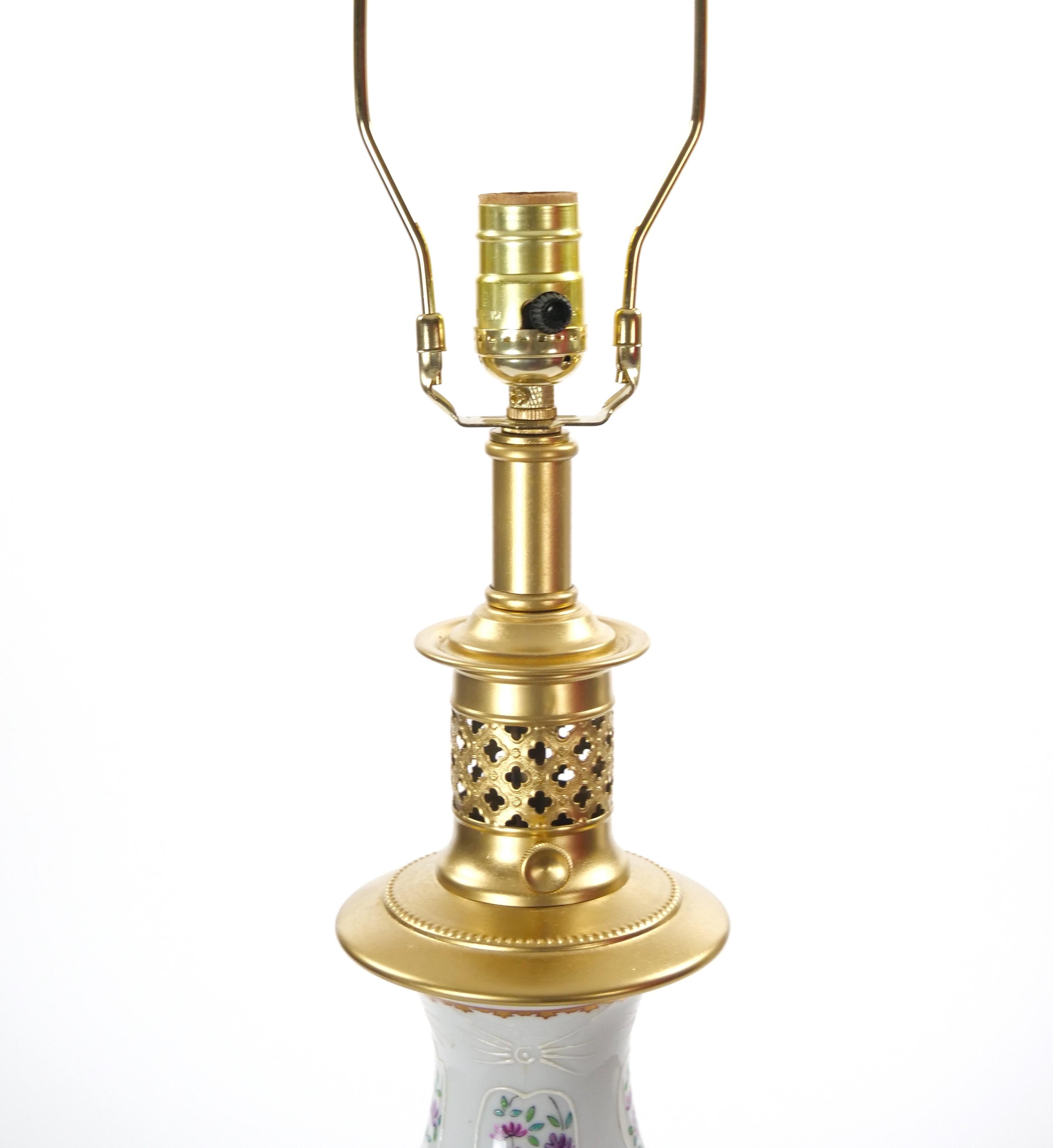 Coppia di lampade da tavolo Samson in porcellana dipinta a mano con accenti in oro dorato  /Base Wood in vendita 13