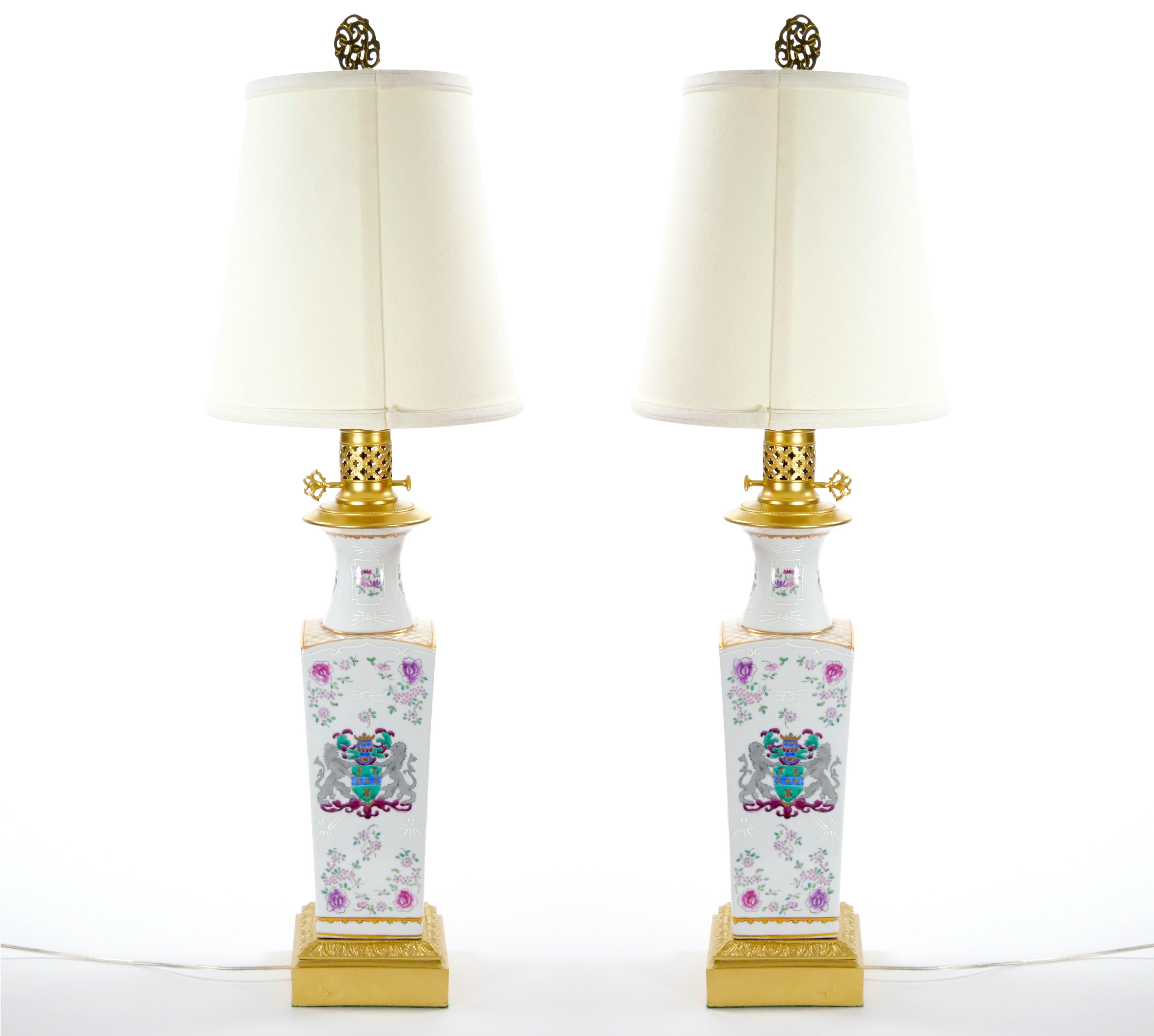Francese Coppia di lampade da tavolo Samson in porcellana dipinta a mano con accenti in oro dorato  /Base Wood in vendita