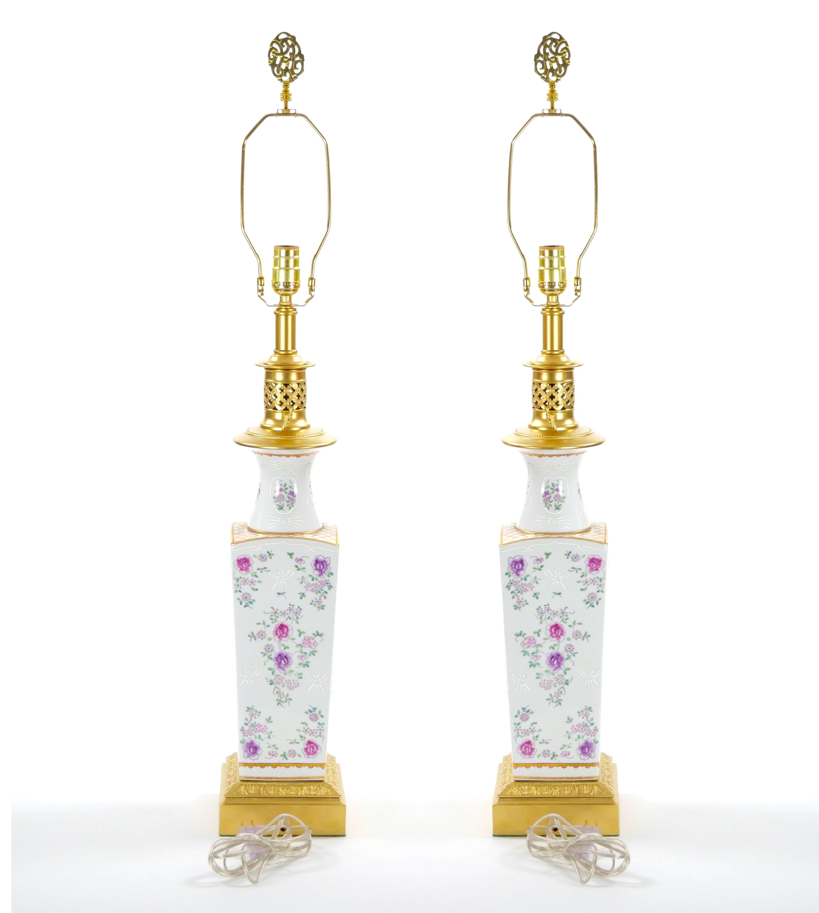 Dorato Coppia di lampade da tavolo Samson in porcellana dipinta a mano con accenti in oro dorato  /Base Wood in vendita