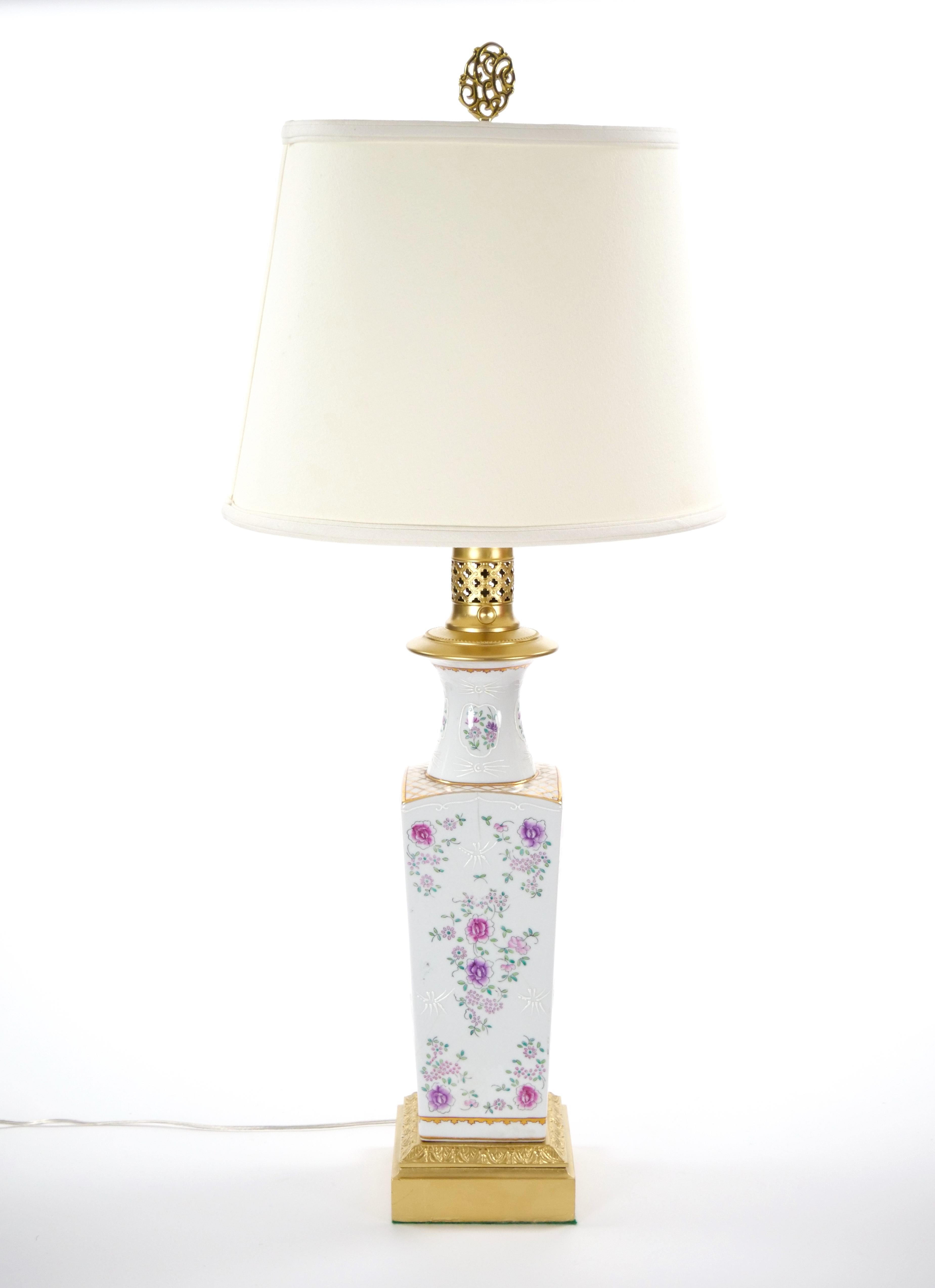 Coppia di lampade da tavolo Samson in porcellana dipinta a mano con accenti in oro dorato  /Base Wood In condizioni buone in vendita a Tarry Town, NY