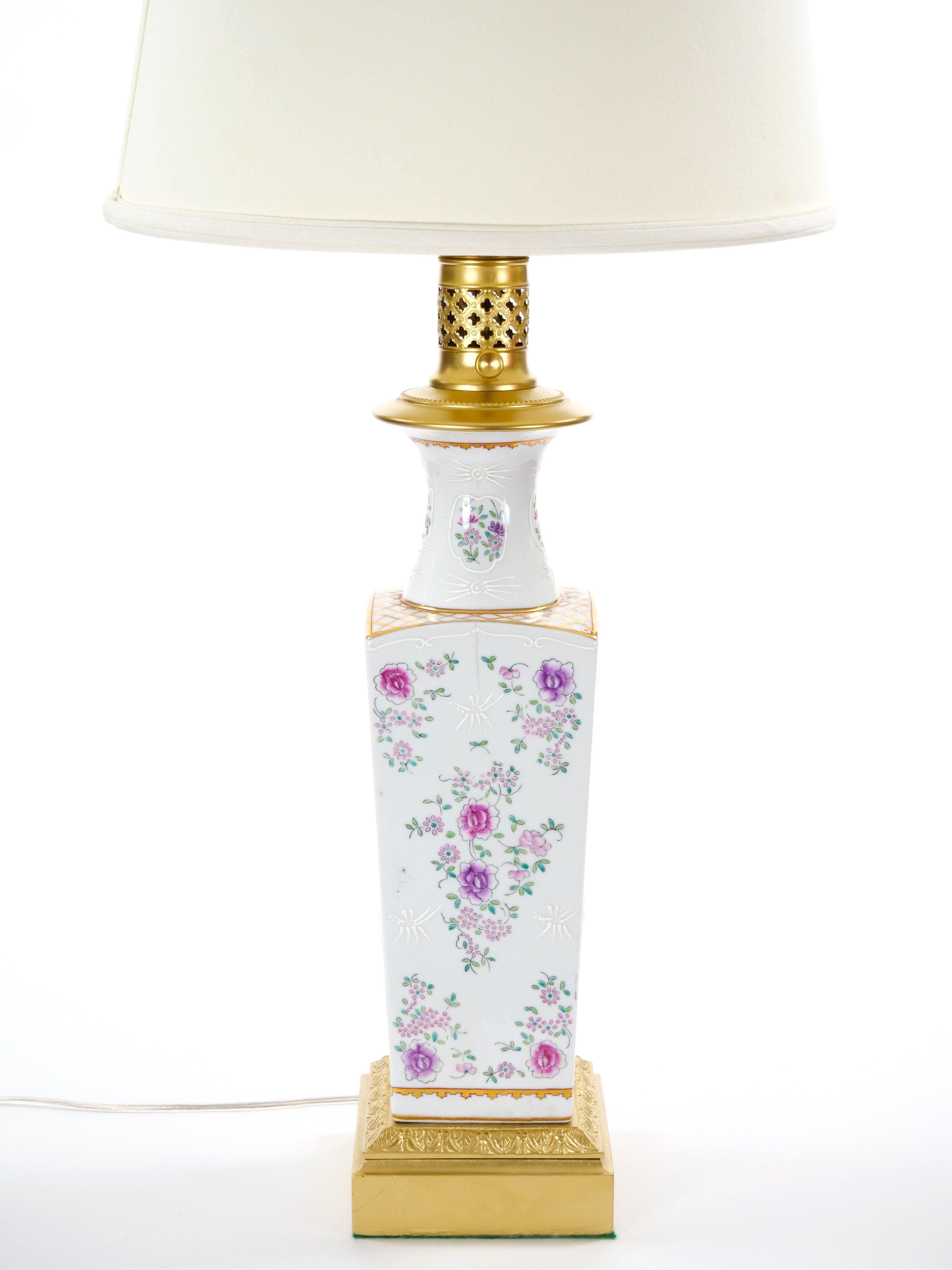 XIX secolo Coppia di lampade da tavolo Samson in porcellana dipinta a mano con accenti in oro dorato  /Base Wood in vendita