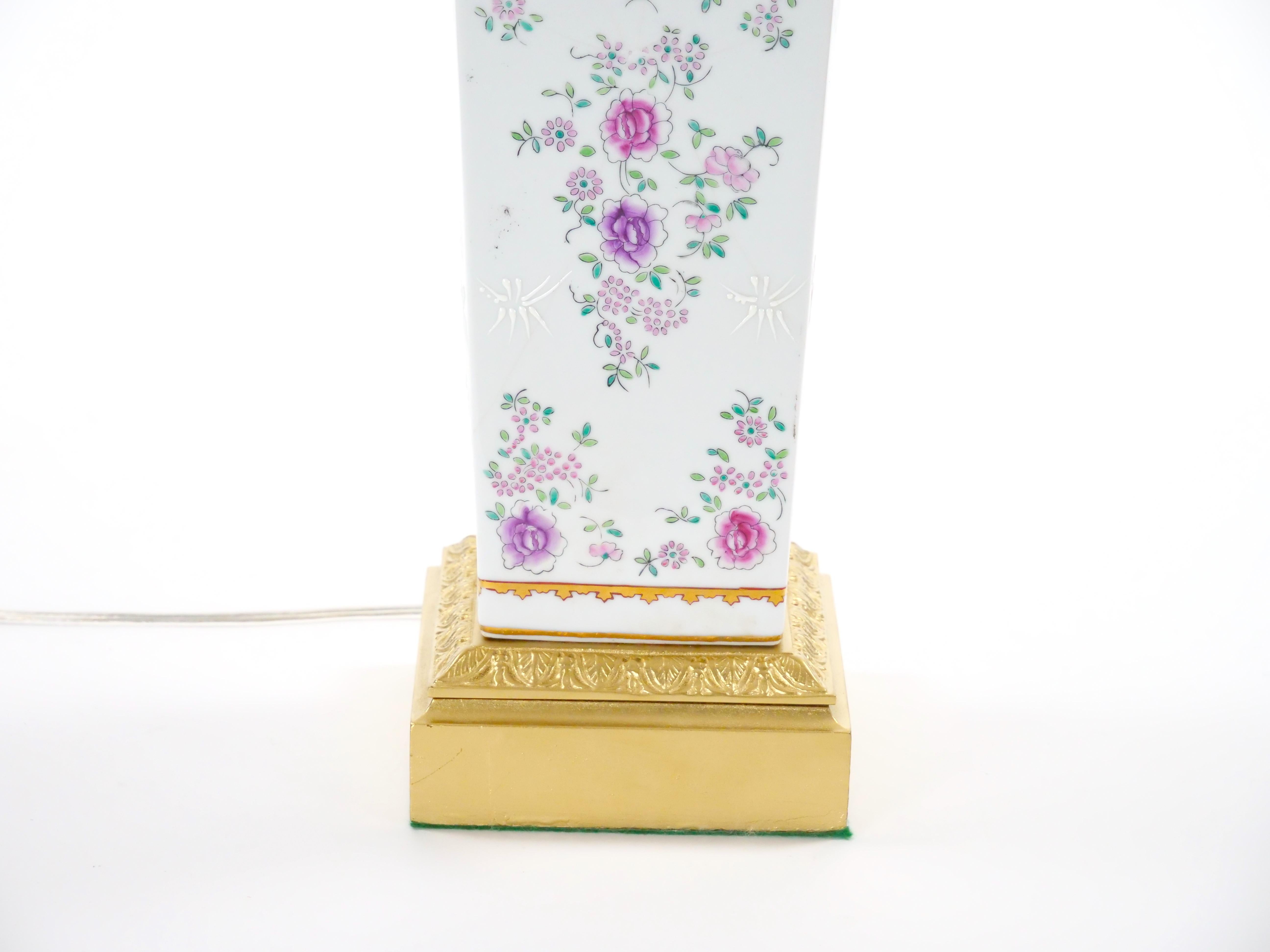 Porcellana Coppia di lampade da tavolo Samson in porcellana dipinta a mano con accenti in oro dorato  /Base Wood in vendita