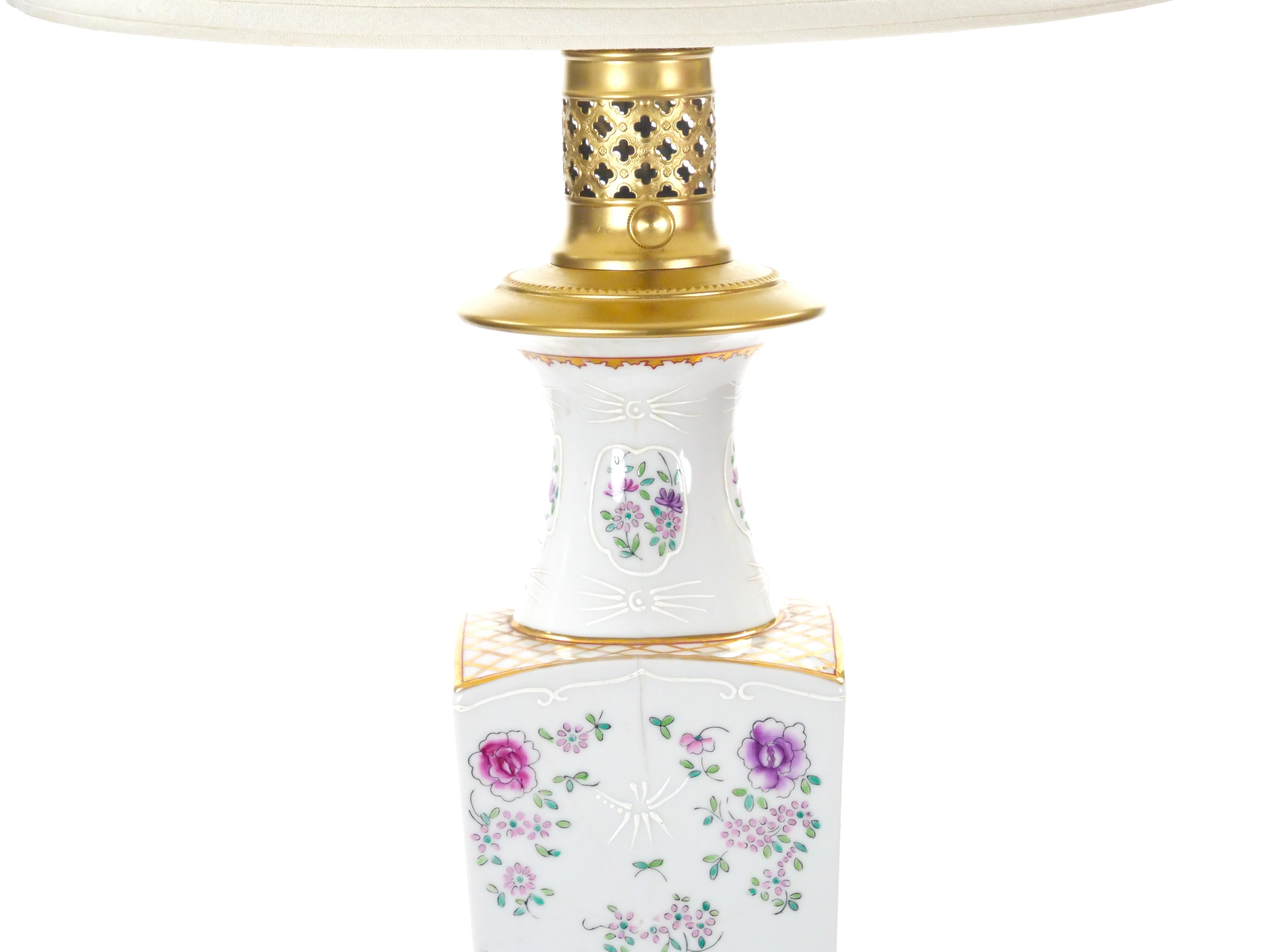 Coppia di lampade da tavolo Samson in porcellana dipinta a mano con accenti in oro dorato  /Base Wood in vendita 1