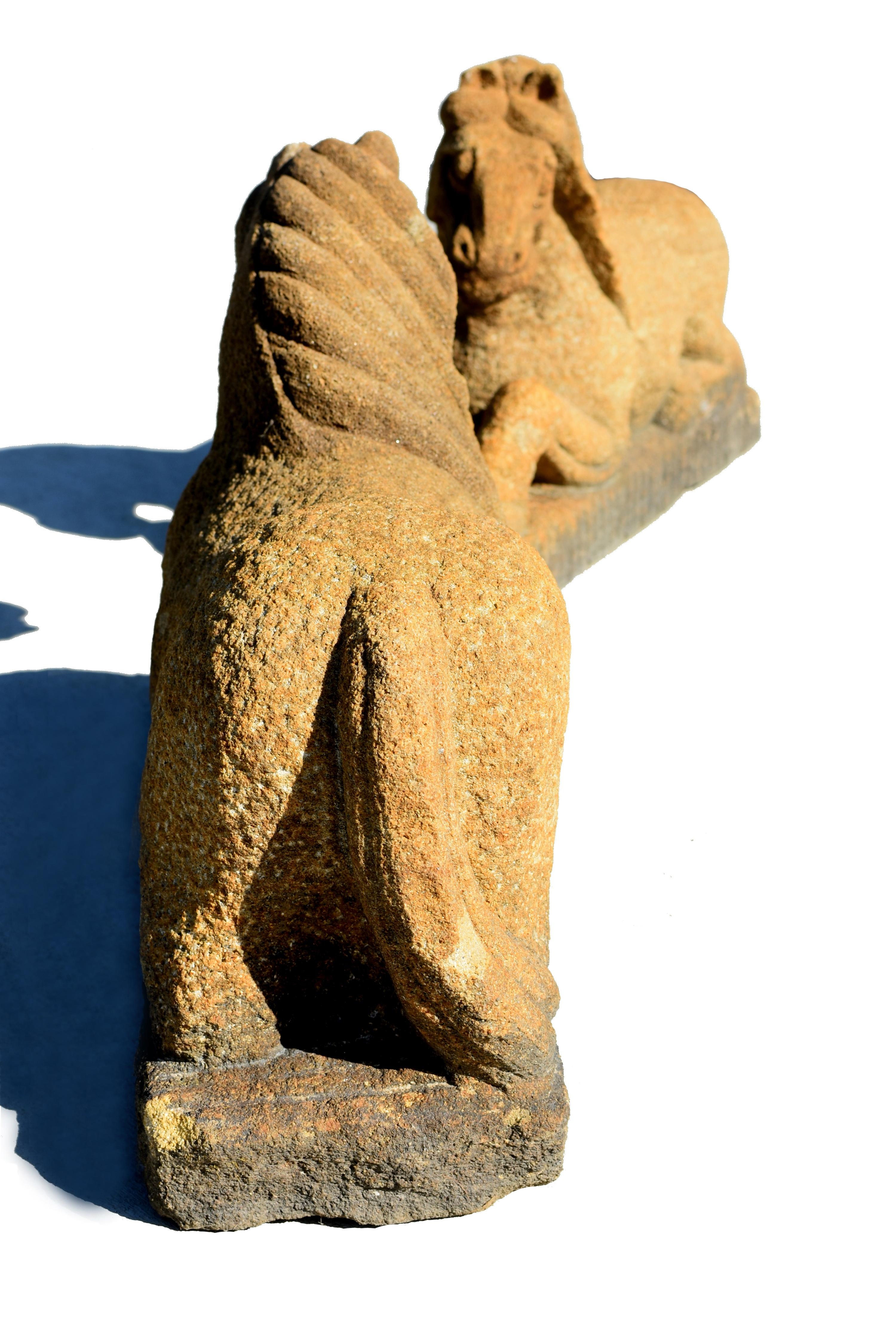 Pareja de caballos de arenisca Estatua grande de animal de jardín en venta 2