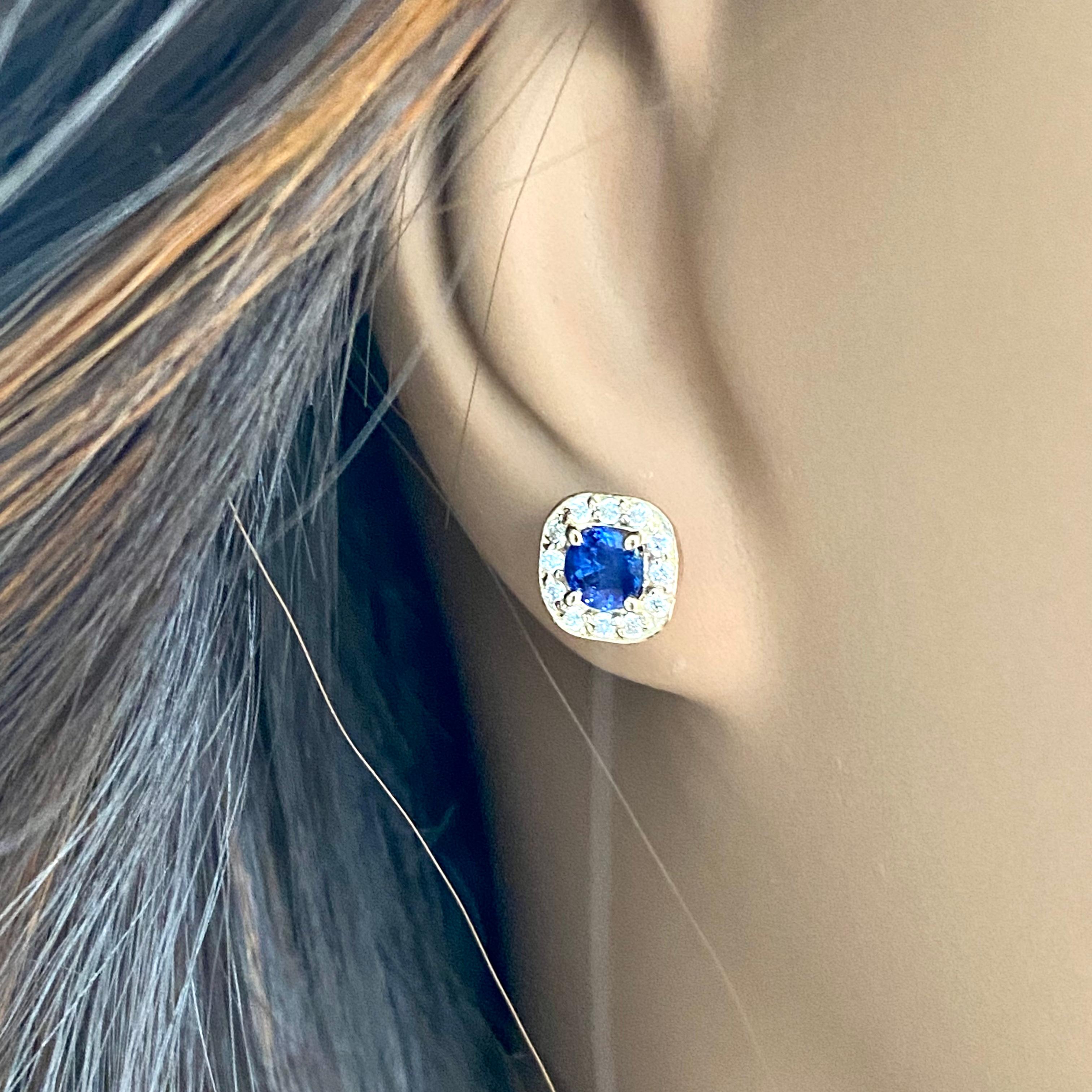 Paar quadratische Ohrstecker mit Saphiren und Diamanten aus Gelbgold (Zeitgenössisch)