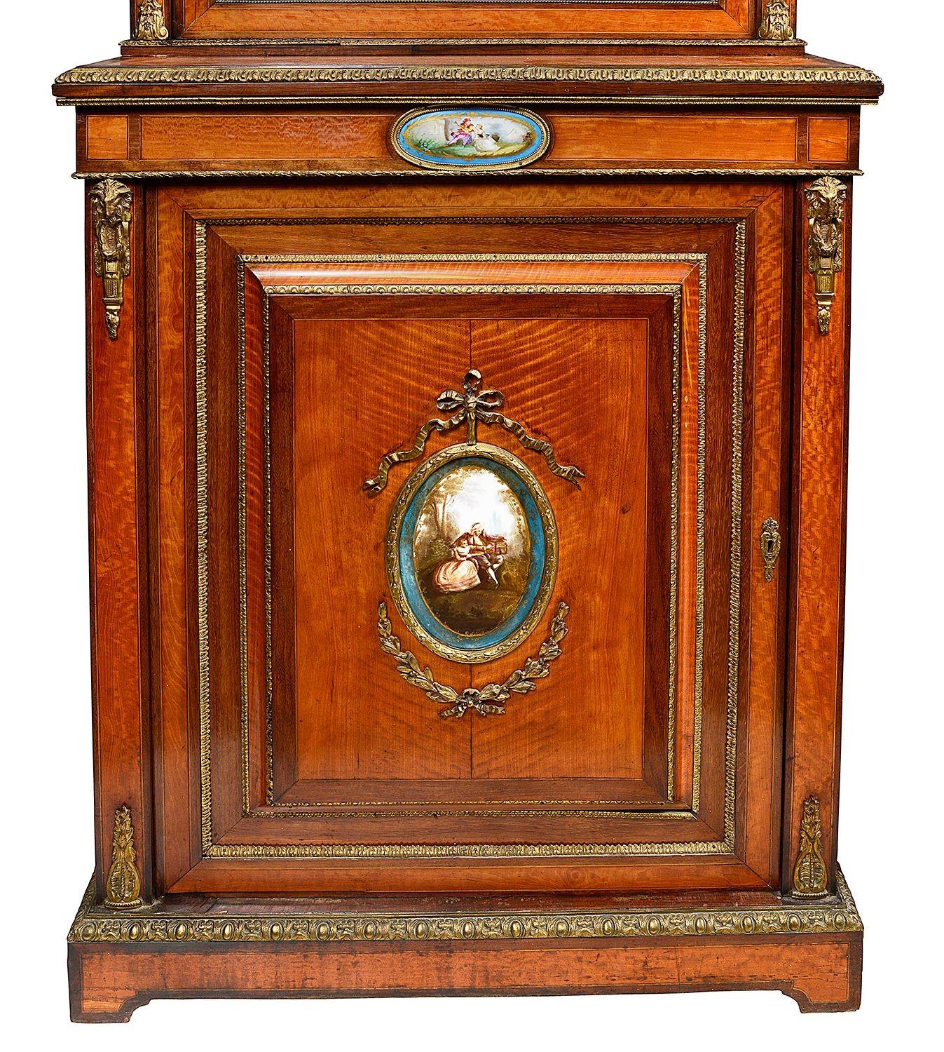 Paar Pfeilerschränke aus Satinholz, um 1880. (Louis XIV.) im Angebot