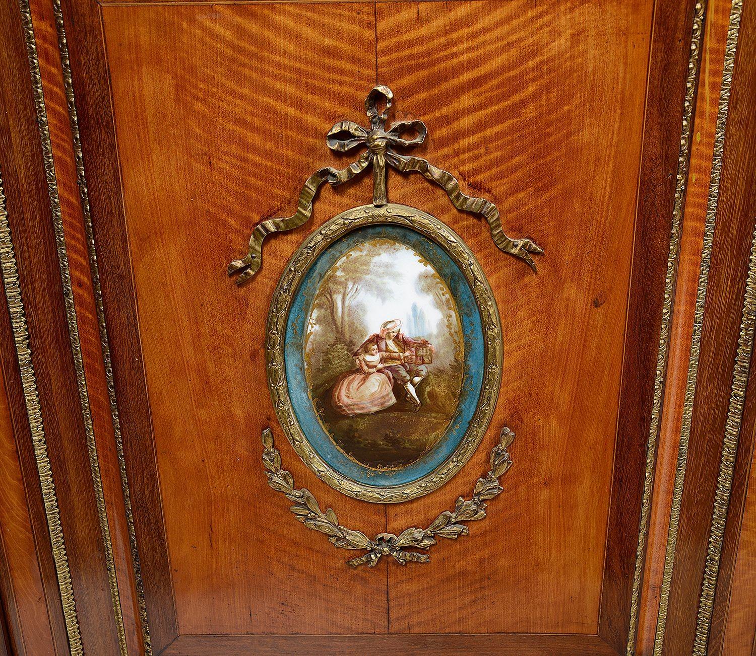 Paar Pfeilerschränke aus Satinholz, um 1880. (Französisch) im Angebot