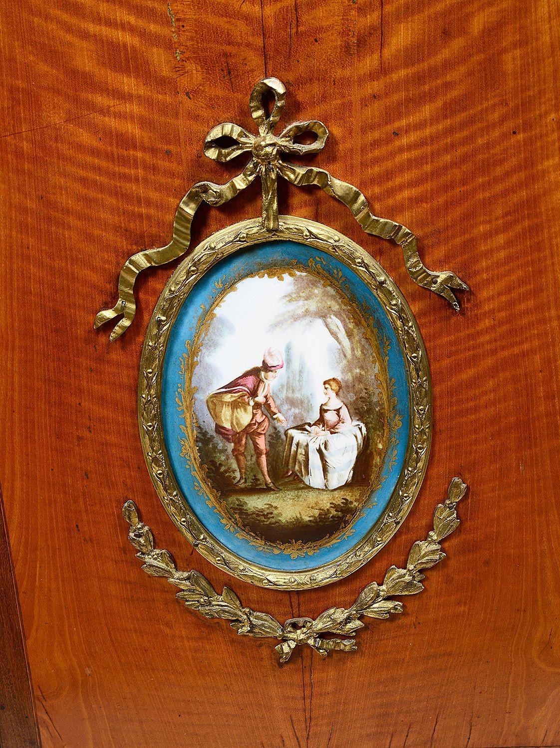 Paar Pfeilerschränke aus Satinholz, um 1880. (Furnier) im Angebot