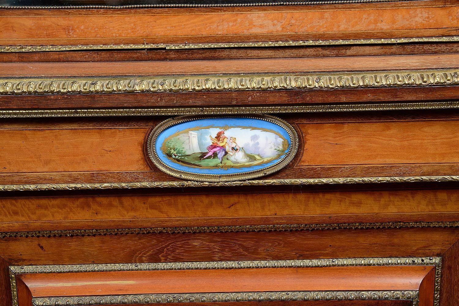 Paar Pfeilerschränke aus Satinholz, um 1880. im Zustand „Gut“ im Angebot in Brighton, Sussex