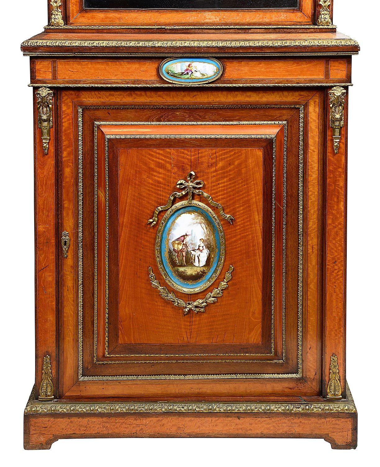 Paar Pfeilerschränke aus Satinholz, um 1880. (19. Jahrhundert) im Angebot