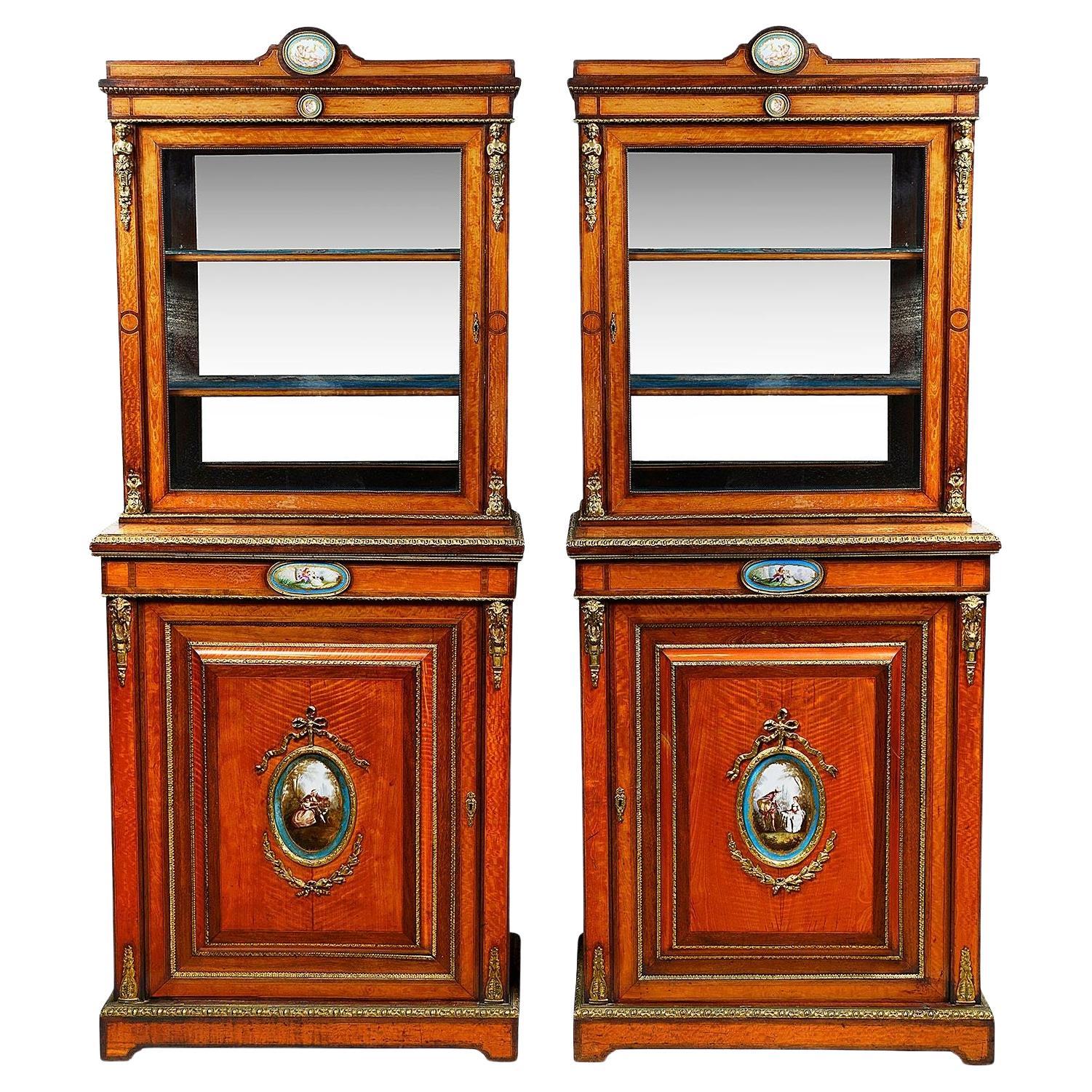 Paar Pfeilerschränke aus Satinholz, um 1880. im Angebot