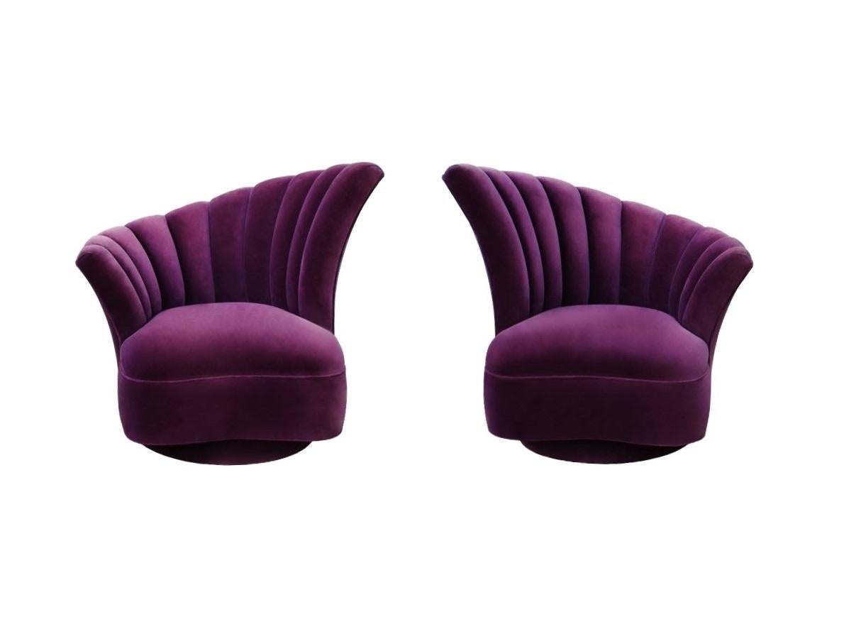 Dieses asymmetrische Lounge-Paar ist eine atemberaubende Interpretation eines Hollywood Regency Ohrensessels. Inspiriert von Art-Déco-Design-Elementen, zeigen sie jeweils eine straffe Rückenlehne mit plüschigen, maßgeschneiderten vertikalen