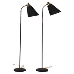 Paire de lampadaires scandinaves réglables en laque noire et laiton des années 1940