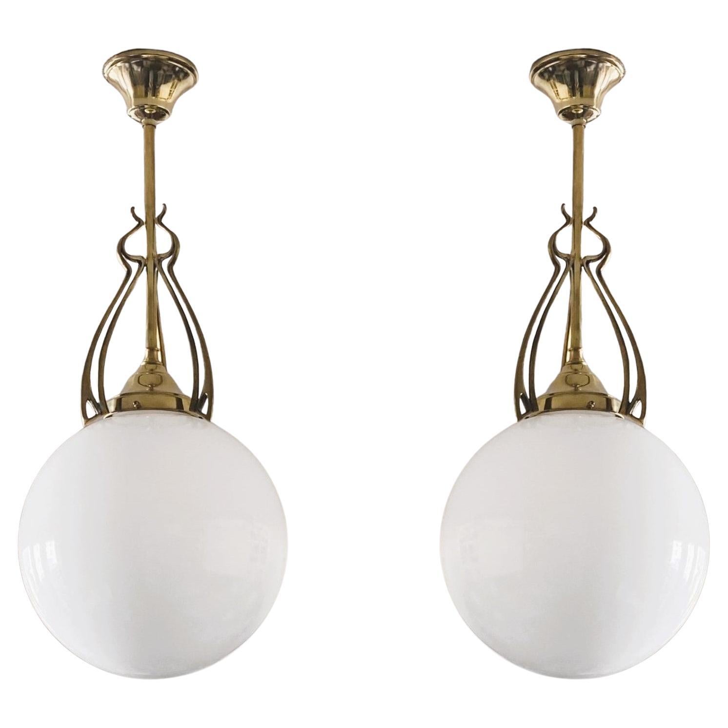 Coppia di pendenti teatrali scandinavi Art Deco in ottone soffiato a mano opalino, 1920-1930