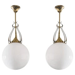 Coppia di pendenti teatrali scandinavi Art Deco in ottone soffiato a mano opalino, 1920-1930