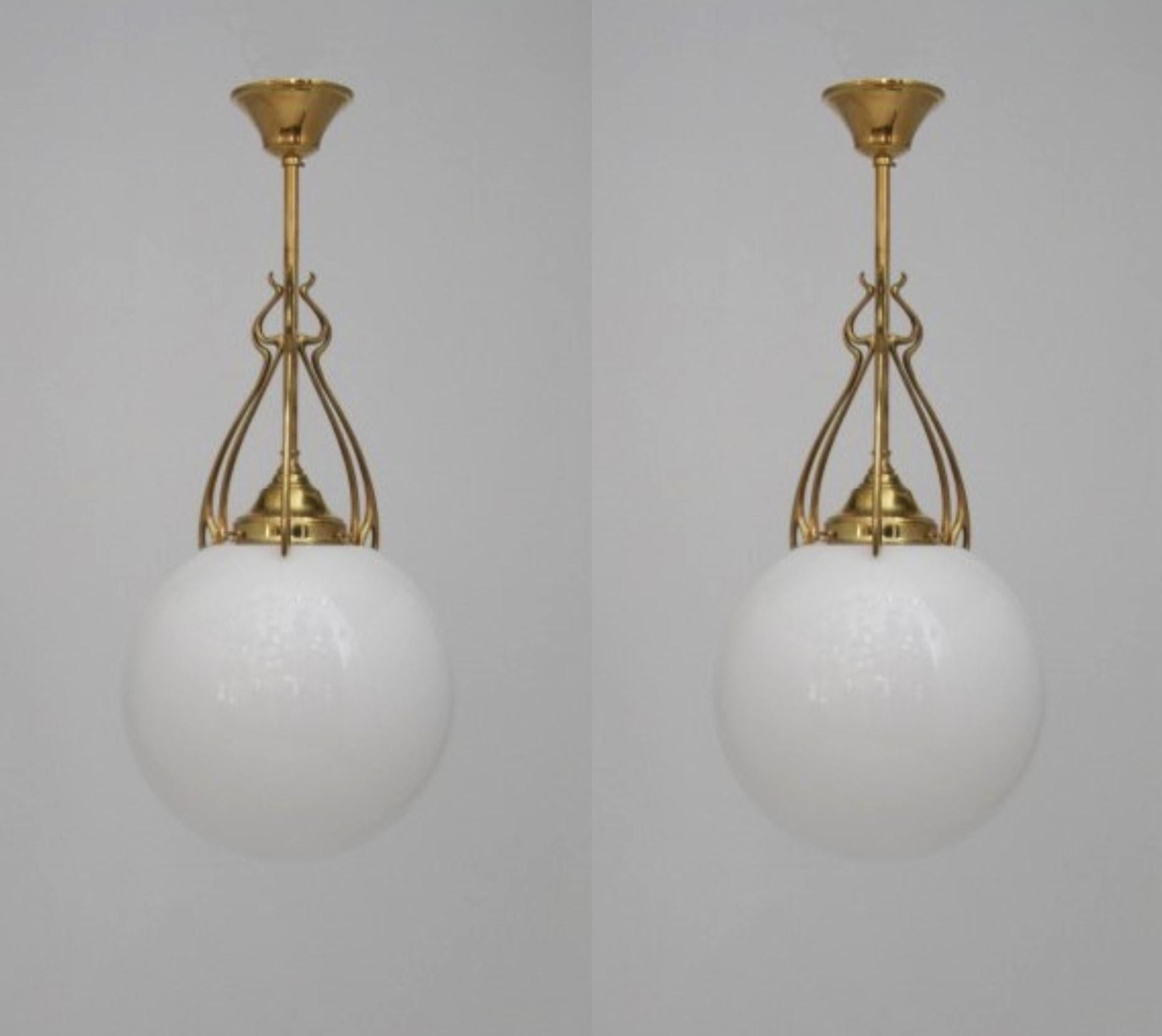 Coppia di pendenti teatrali scandinavi Art Deco in ottone soffiato a mano opalino, 1920-1930 in vendita 4