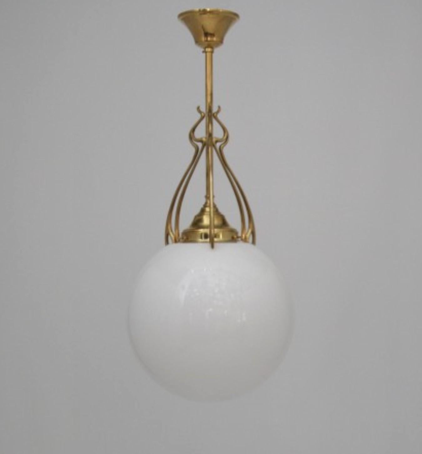 Coppia di pendenti teatrali scandinavi Art Deco in ottone soffiato a mano opalino, 1920-1930 in vendita 5
