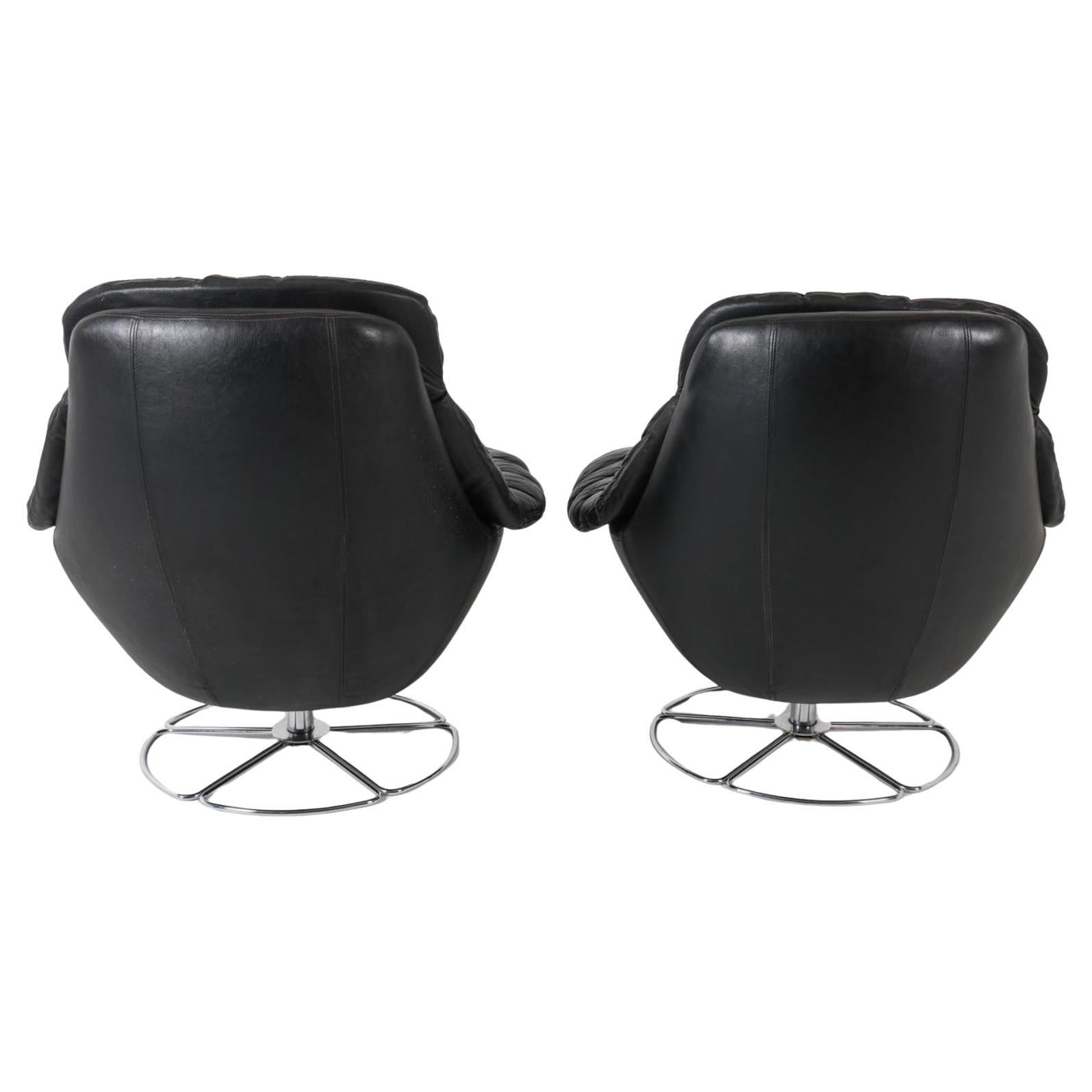 Scandinavo moderno Coppia di sedie da salotto Egg in pelle nera scandinava Basi girevoli cromate in vendita