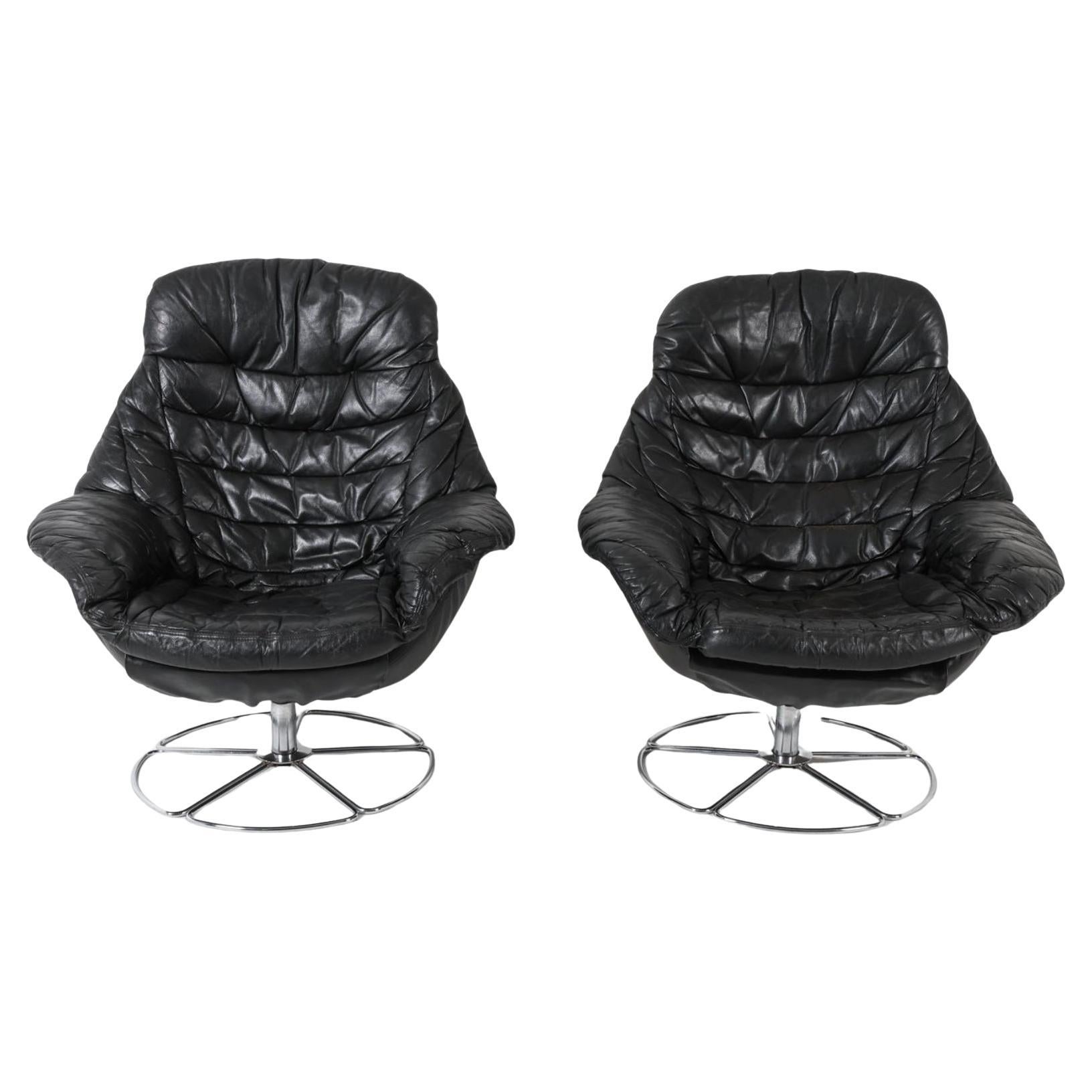 Danese Coppia di sedie da salotto Egg in pelle nera scandinava Basi girevoli cromate in vendita