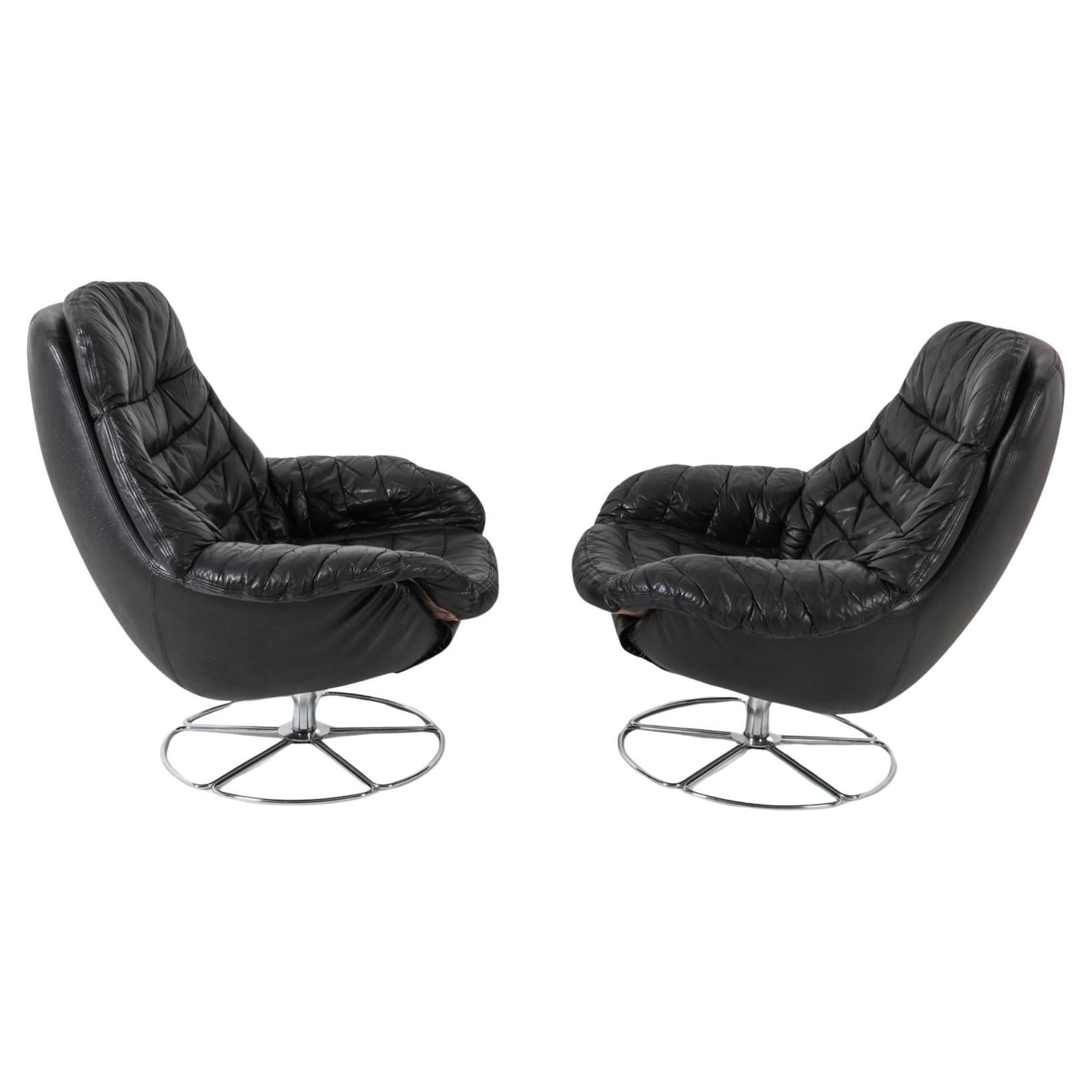 Coppia di sedie da salotto Egg in pelle nera scandinava Basi girevoli cromate in vendita
